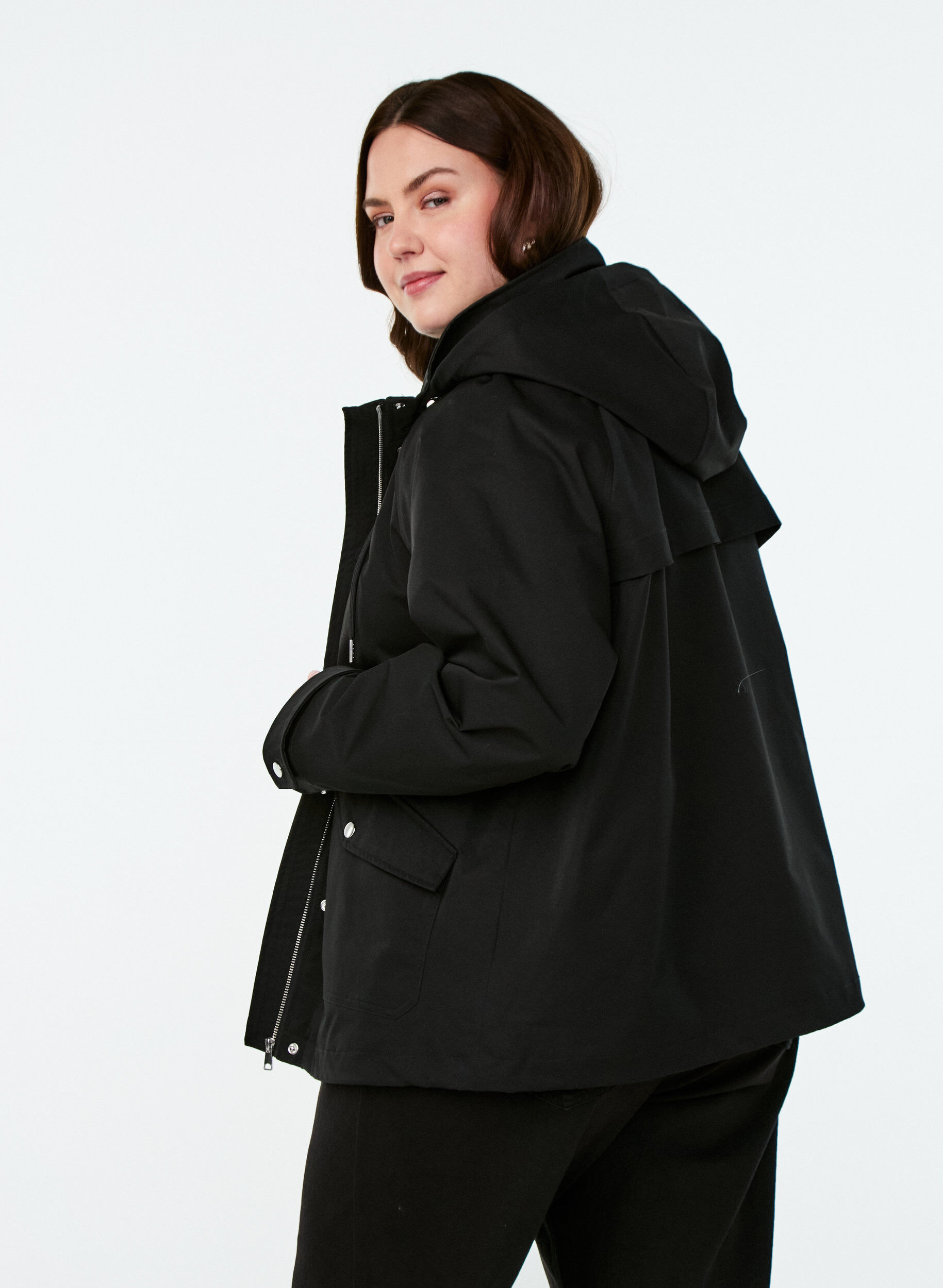 ZizziKurze Fr&uuml;hlingsjacke mit abnehmbarer Kapuze, Schwarz, Model image number 2