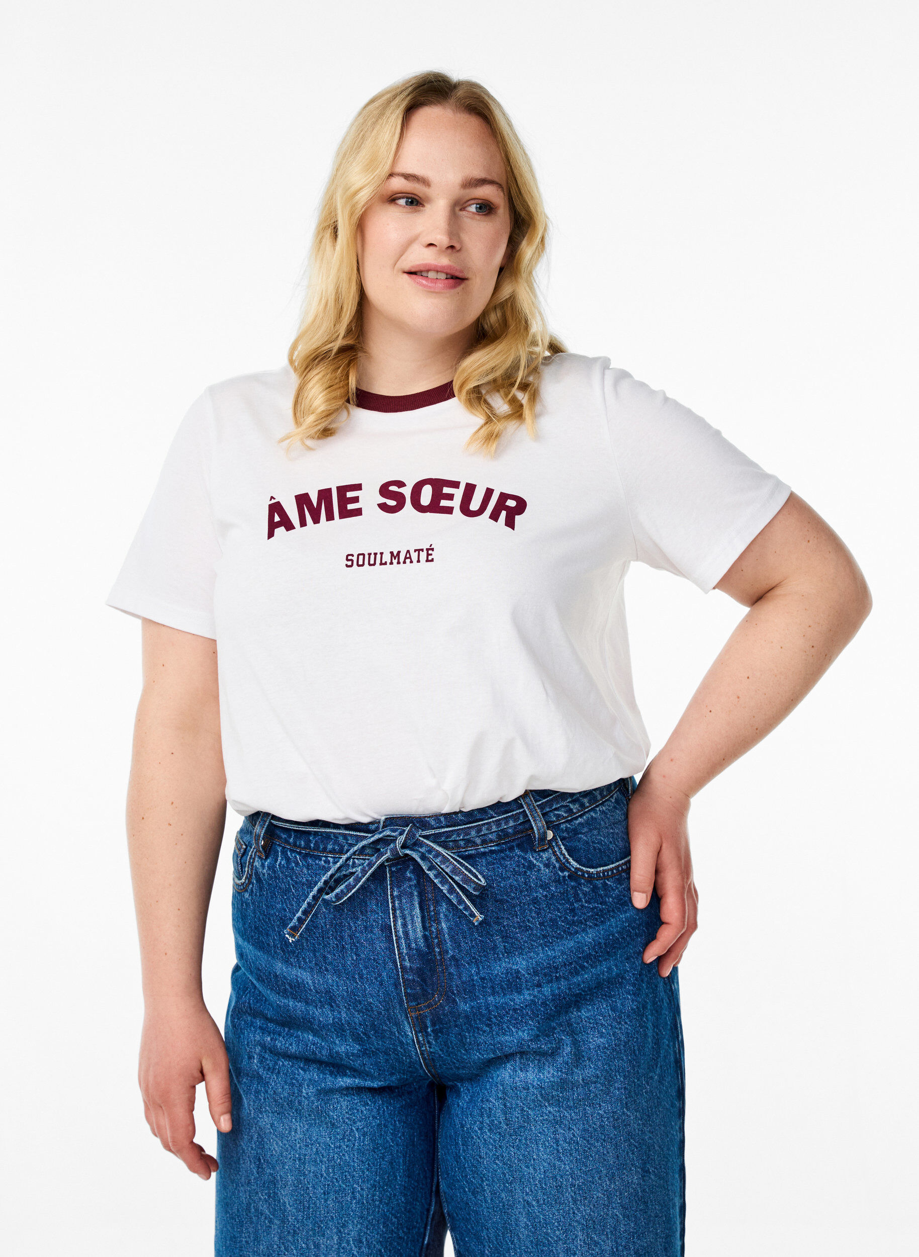 T-Shirt mit Textdruck und Kontrastbesatz, Wei&szlig;, Model