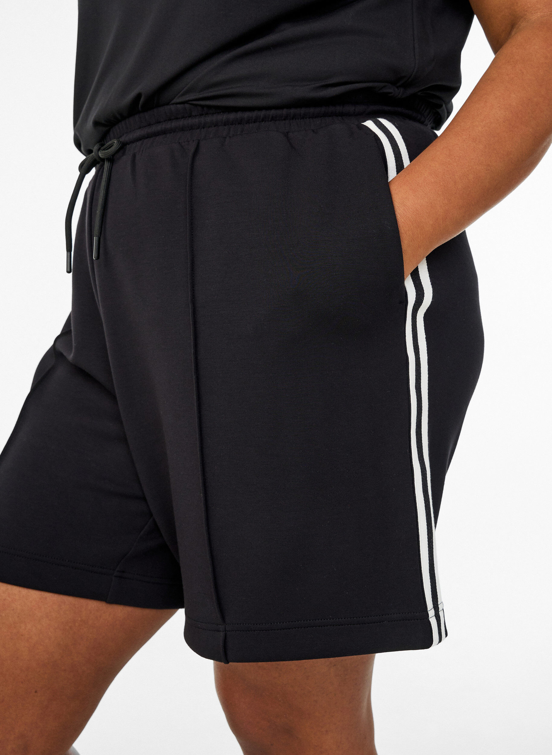 ZizziHoch taillierte Shorts mit Streifendetails, Schwarz, Model image number 3