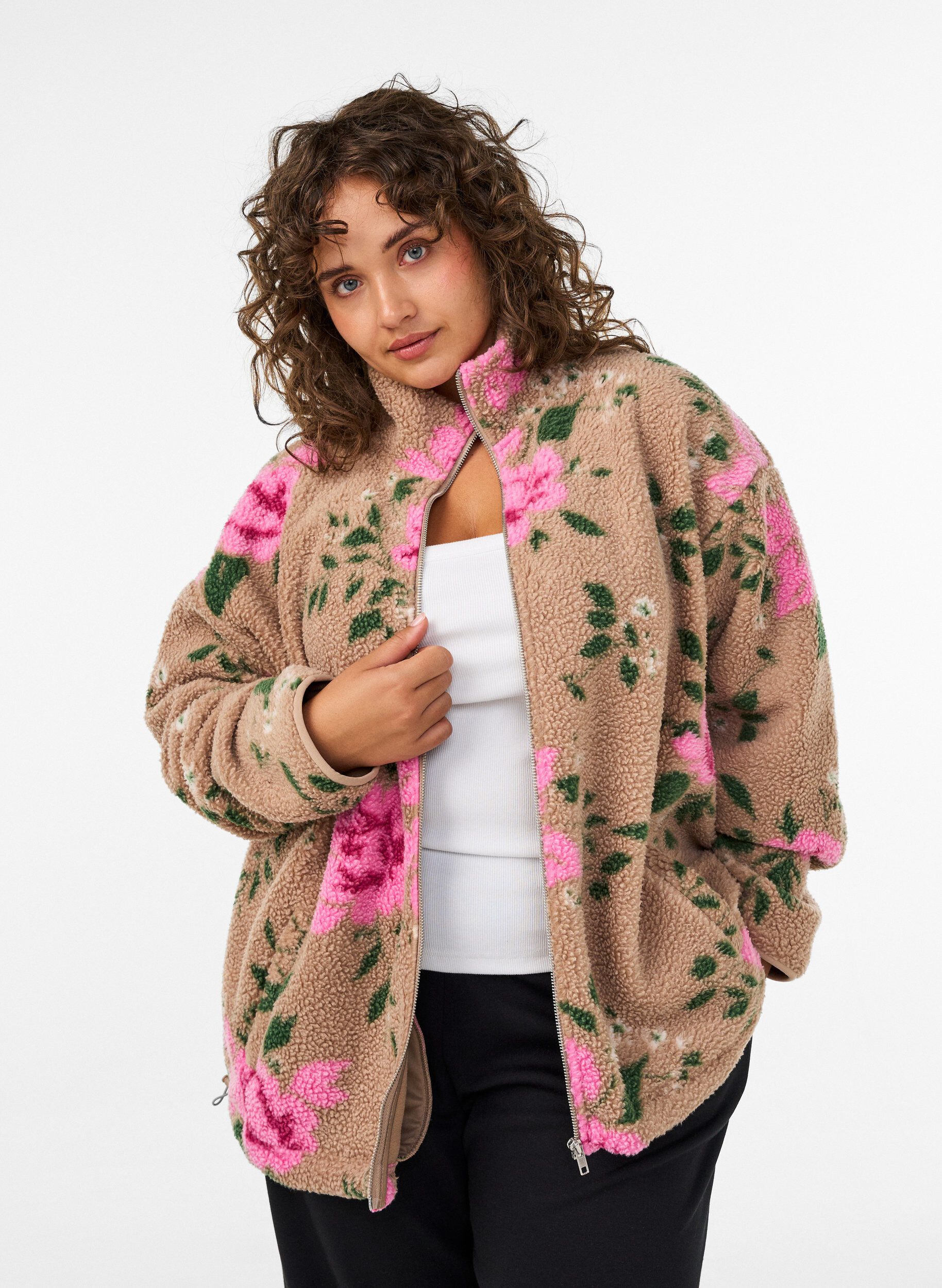 ZizziGebl&uuml;mte Fleecejacke mit hohem Kragen und Rei&szlig;verschluss, Beige, Model image number 0