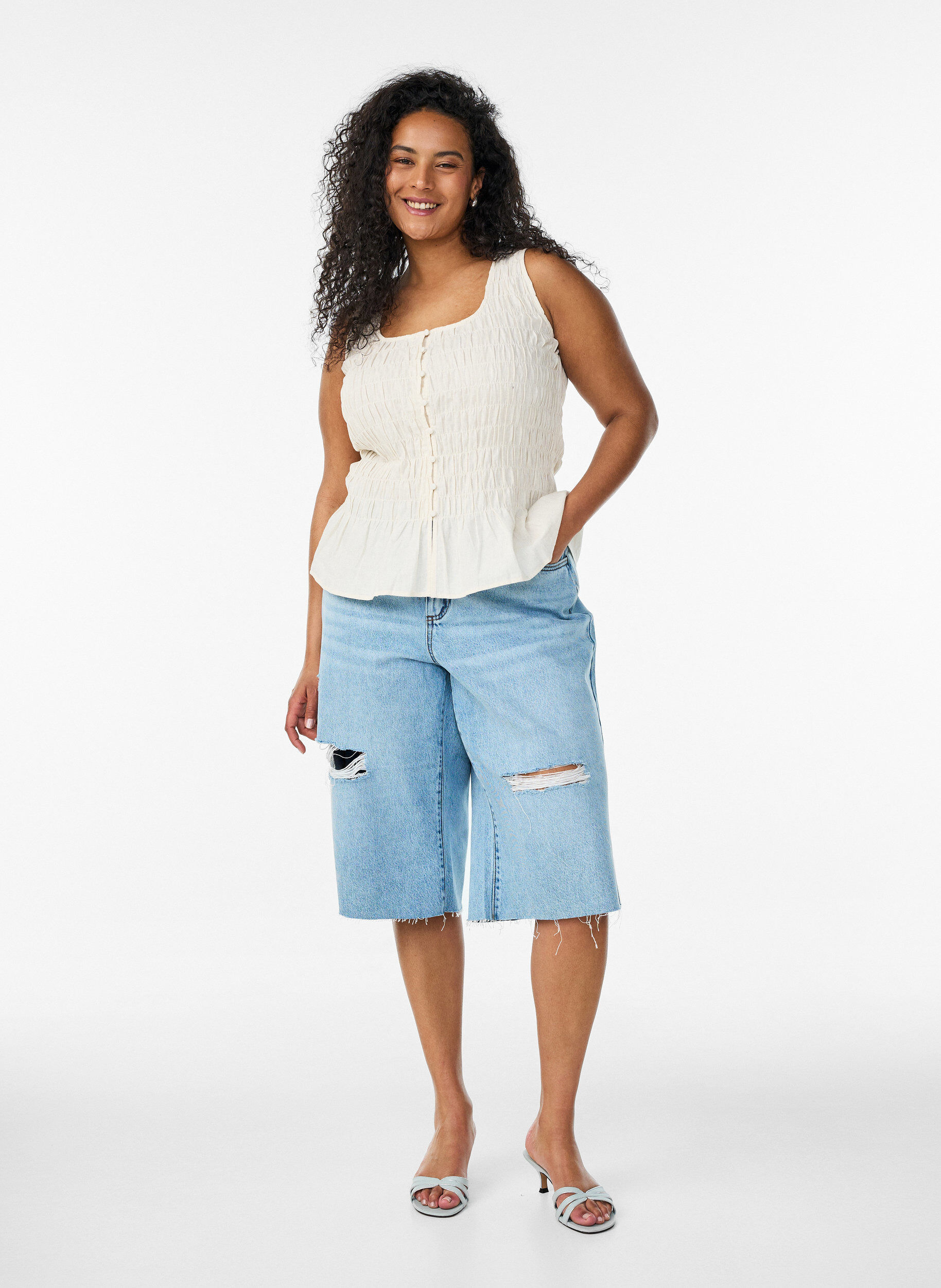 Zizzi&Auml;rmelloses Top aus Baumwolle und Leinen mit Smock, Vanille, Model image number 1