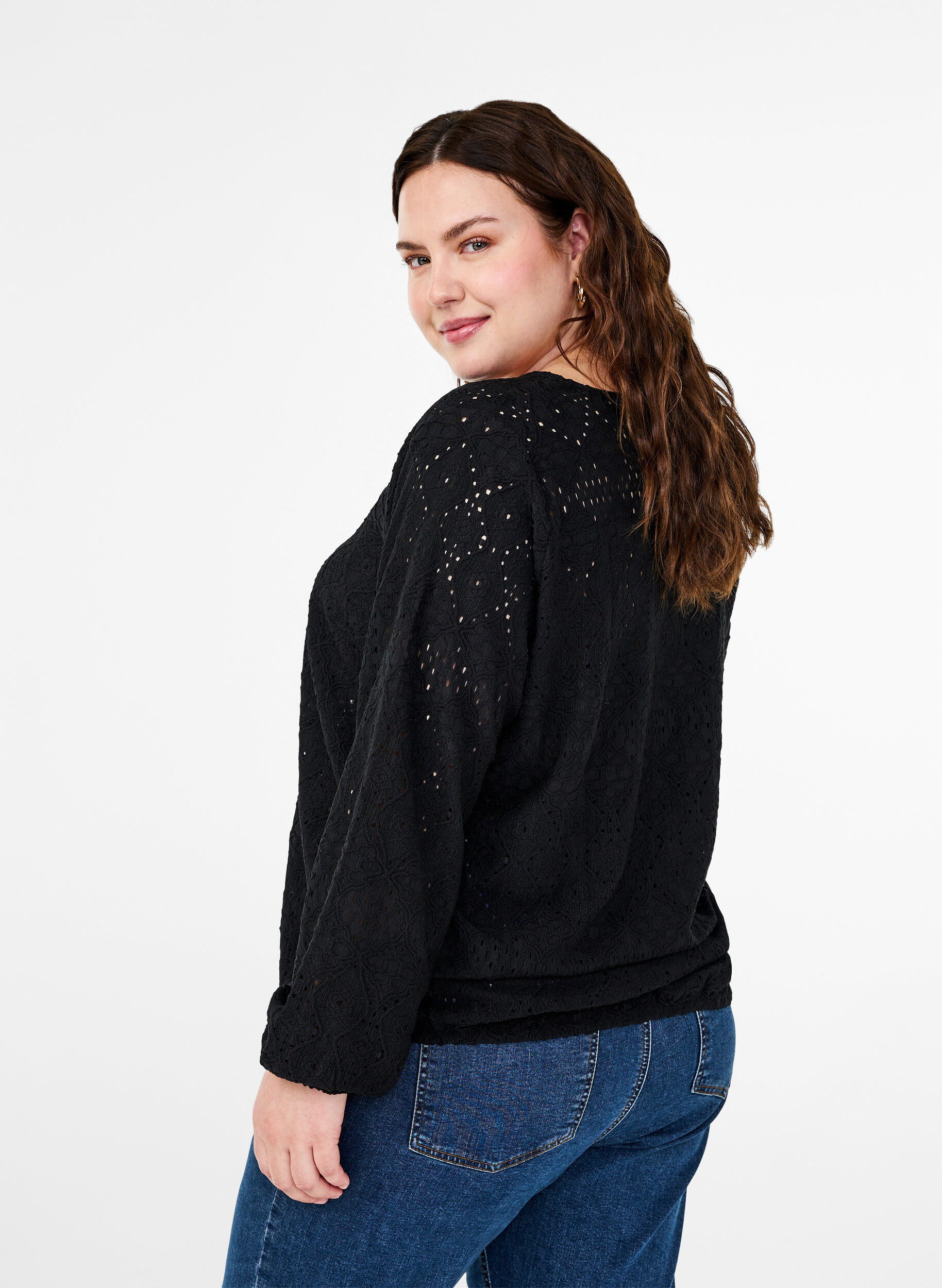 Zizzi Lang&auml;rmelige Bluse mit V-Ausschnitt und Lochmuster, Black, Model image number 1