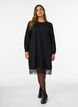 Kurzes Kleid aus Strick mit Spitzensaum, Schwarz, Model image number 1