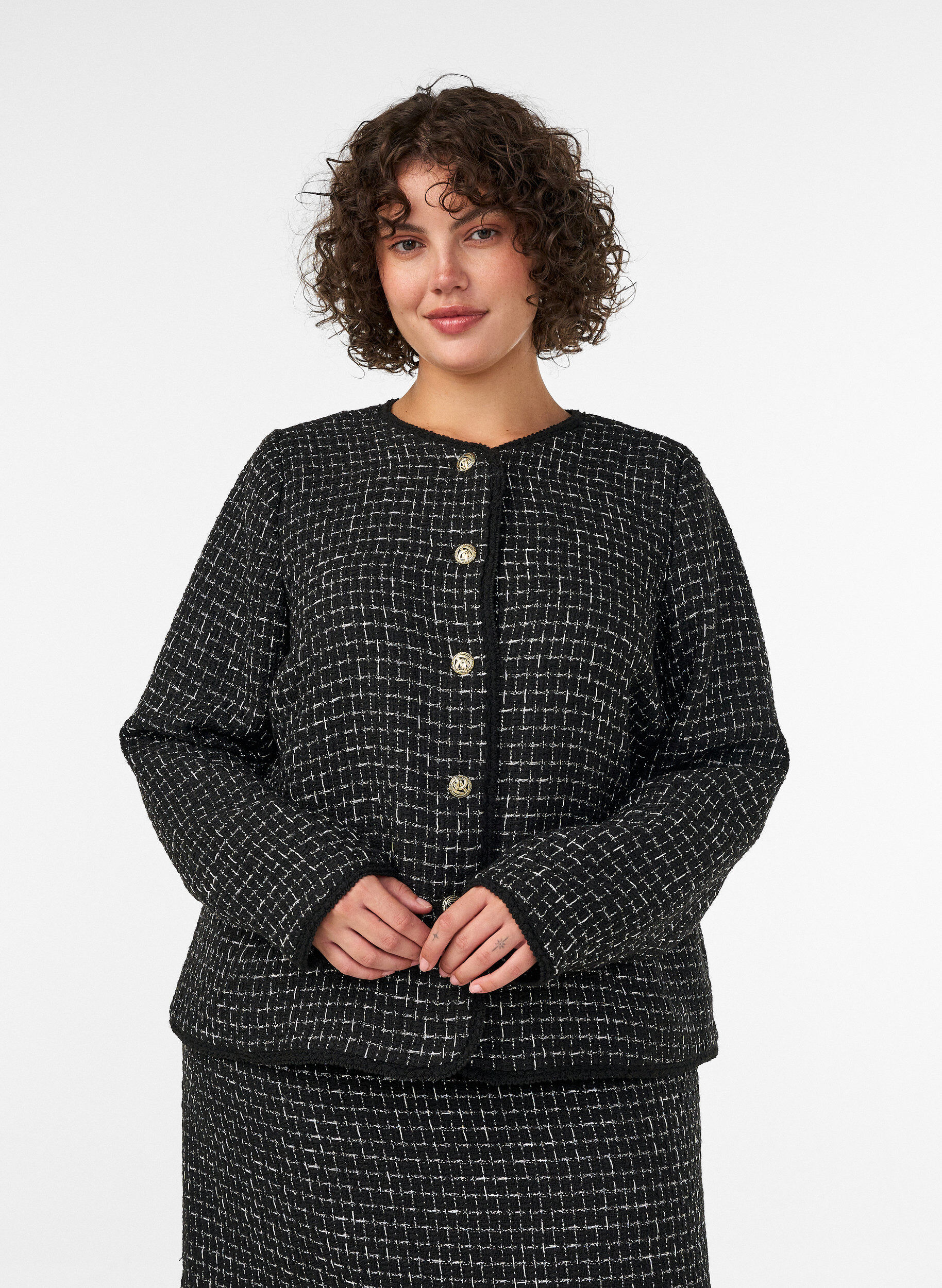 ZizziJacke aus Boucl&eacute; mit goldfarbenen Kn&ouml;pfen, Schwarz, Model image number 0