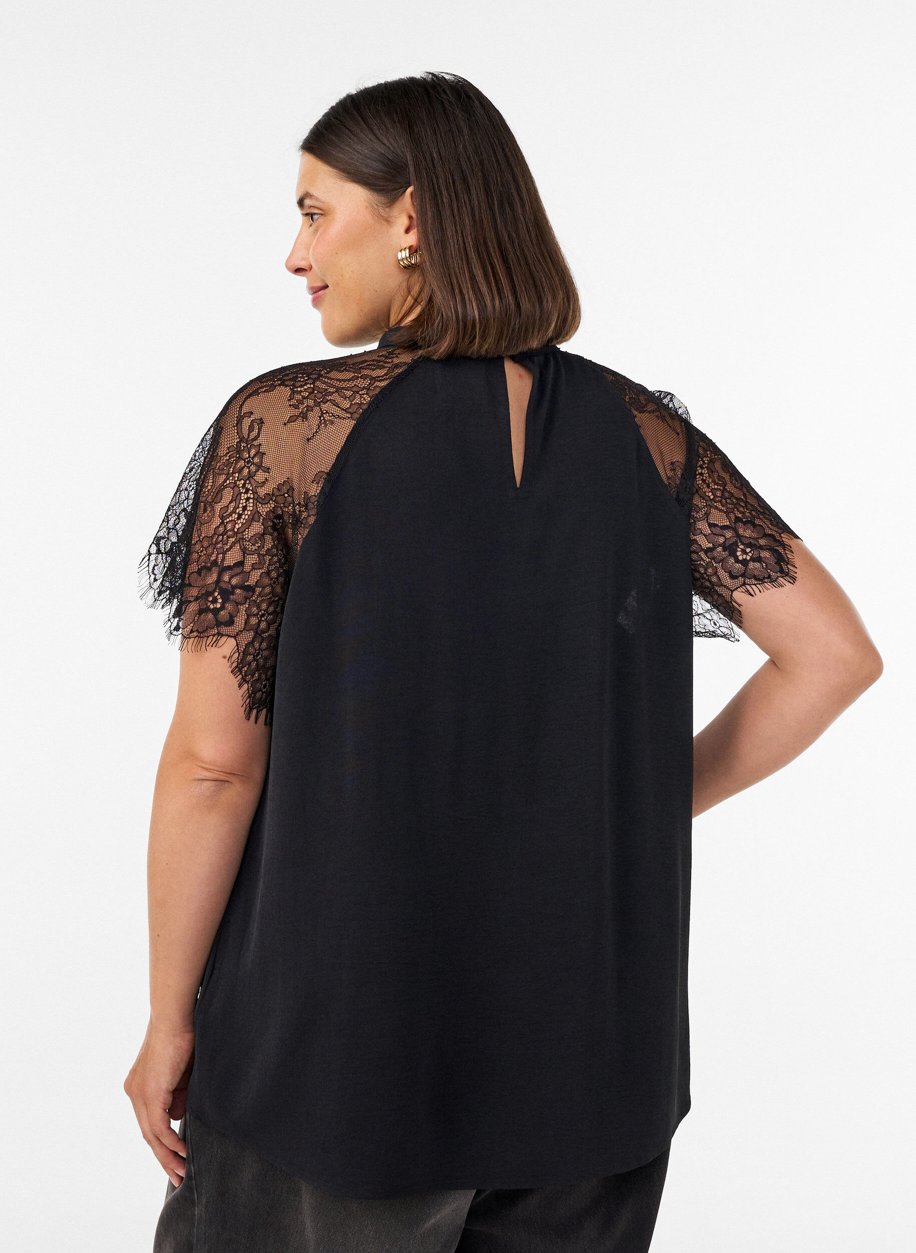 ZizziBluse mit kurzen &Auml;rmeln aus Spitze und hohem Kragen, Schwarz, Model image number 2