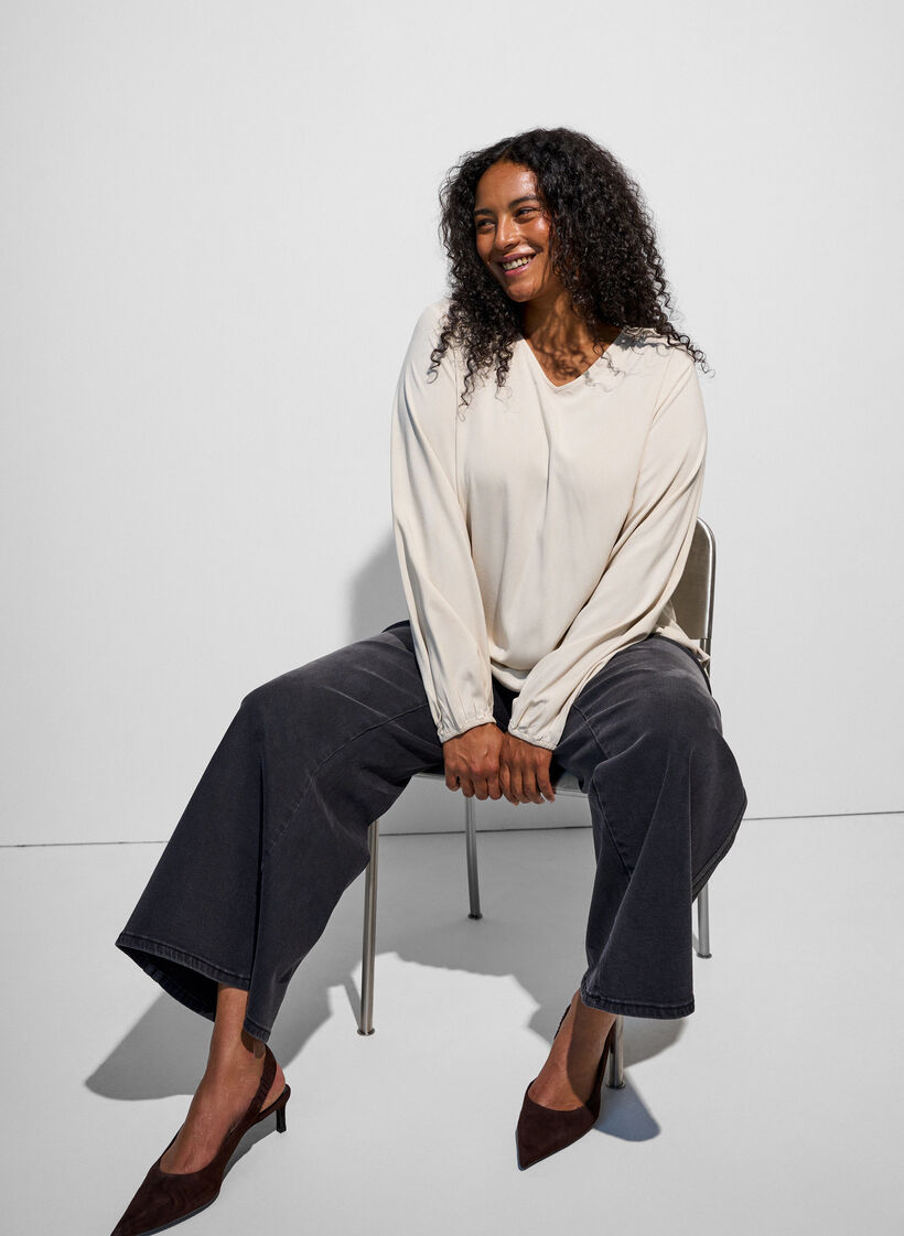 Bluse aus Viskose mit V-Ausschnitt und abgerundetem Saum, Beige, Model image number 0
