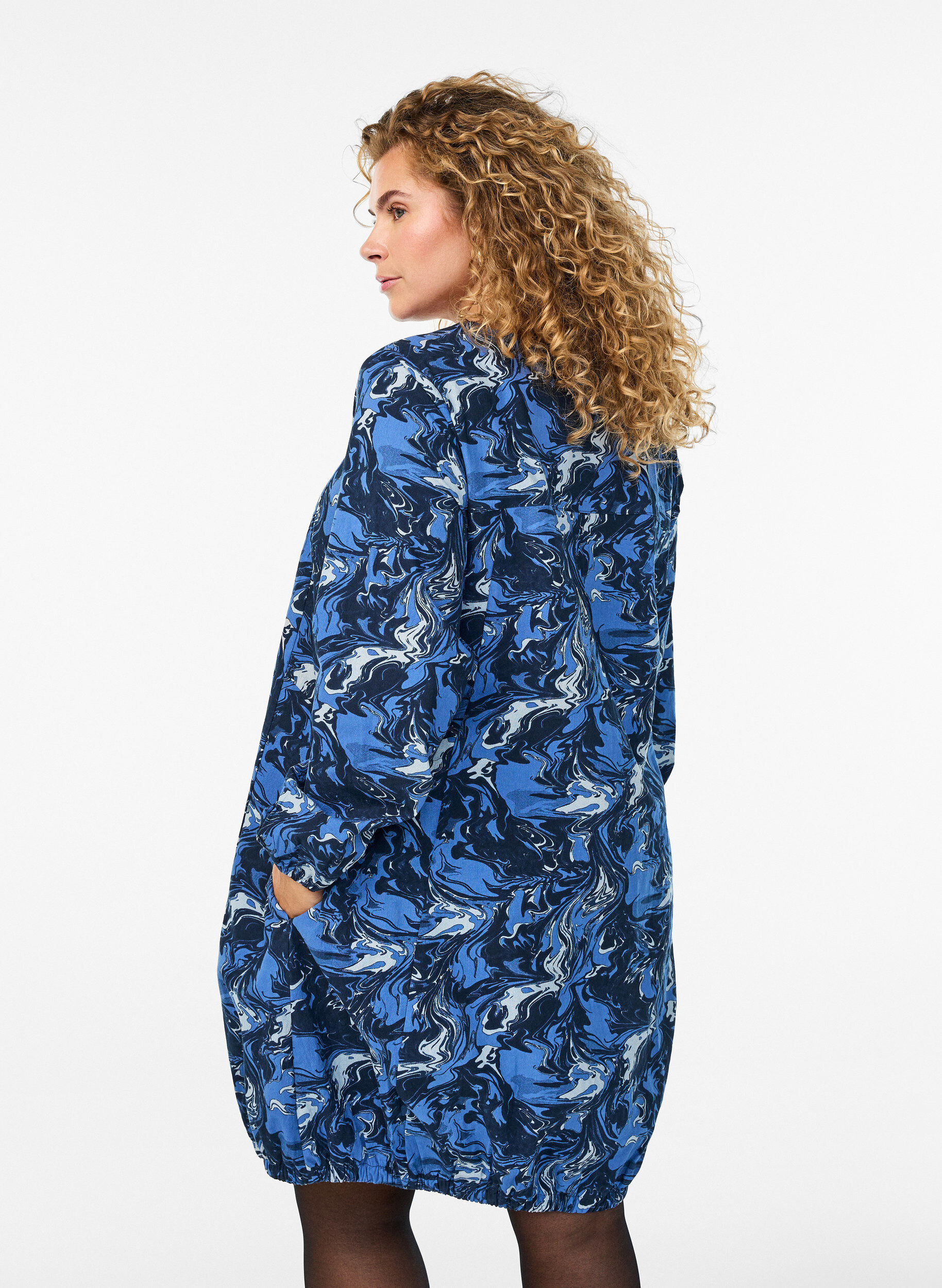 ZizziKurzes Baumwollkleid mit Gummisaum und langen &Auml;rmeln, Blau, Model image number 2
