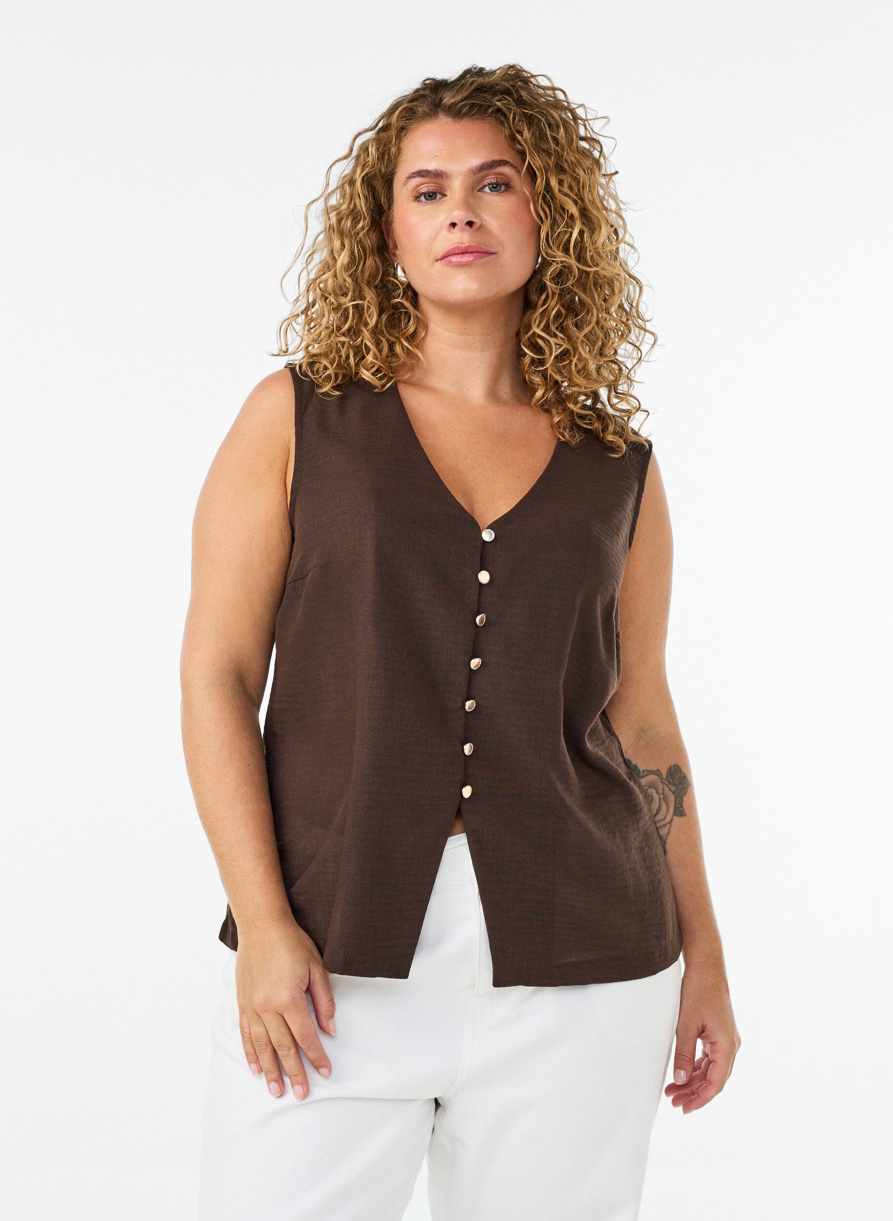 Zizzi&Auml;rmellose Weste mit V-Ausschnitt und Kn&ouml;pfen, Braun, Model image number 0