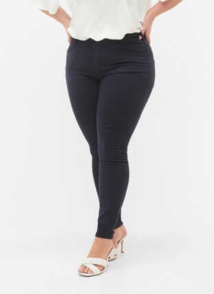 Super Slim Amy Jeans mit hoher Taille, Night Sky, Model image number 2