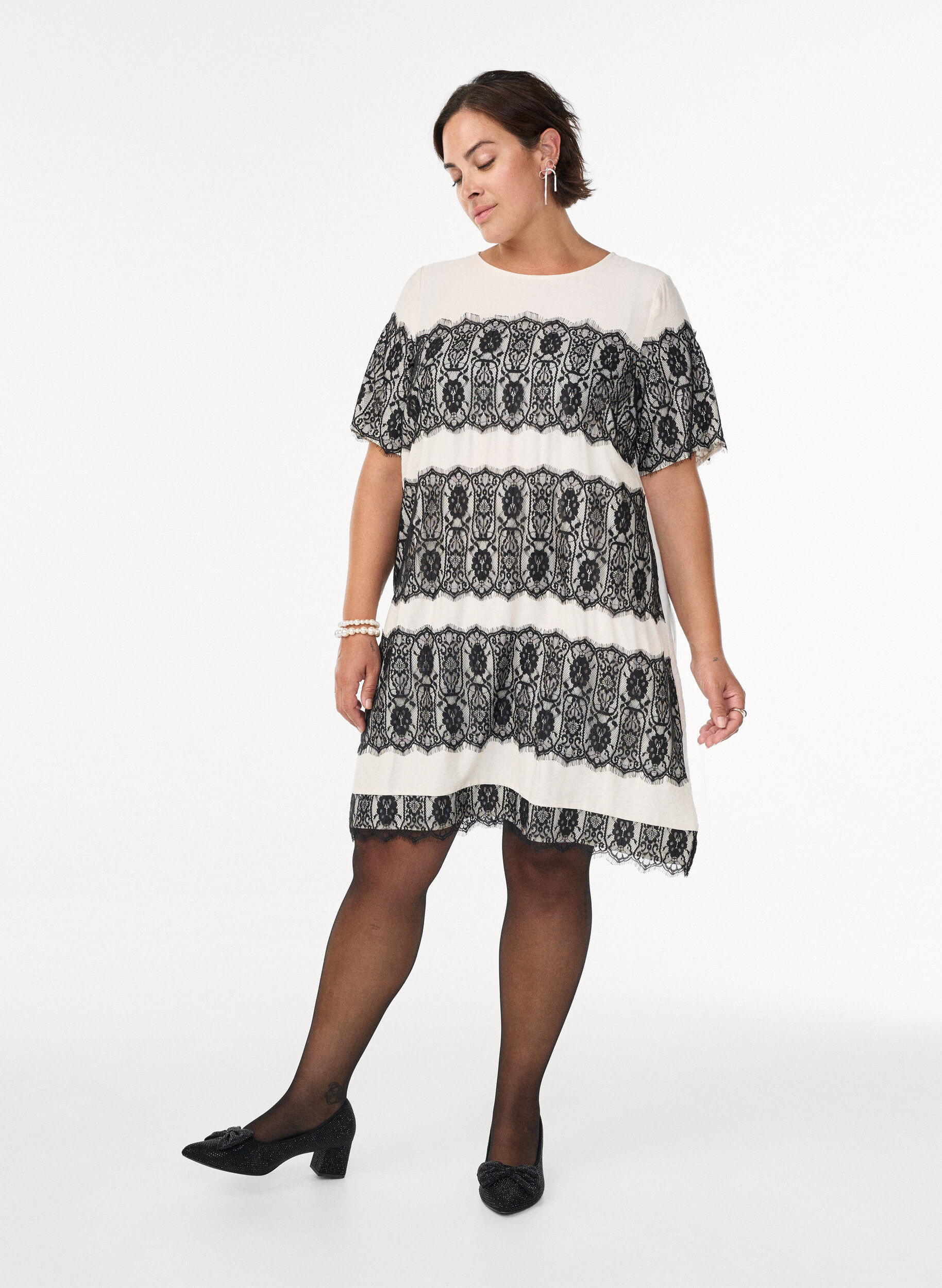 ZizziKurzes Kleid mit kontrastfarbenen Spitzeneins&auml;tzen, Beige, Model image number 1