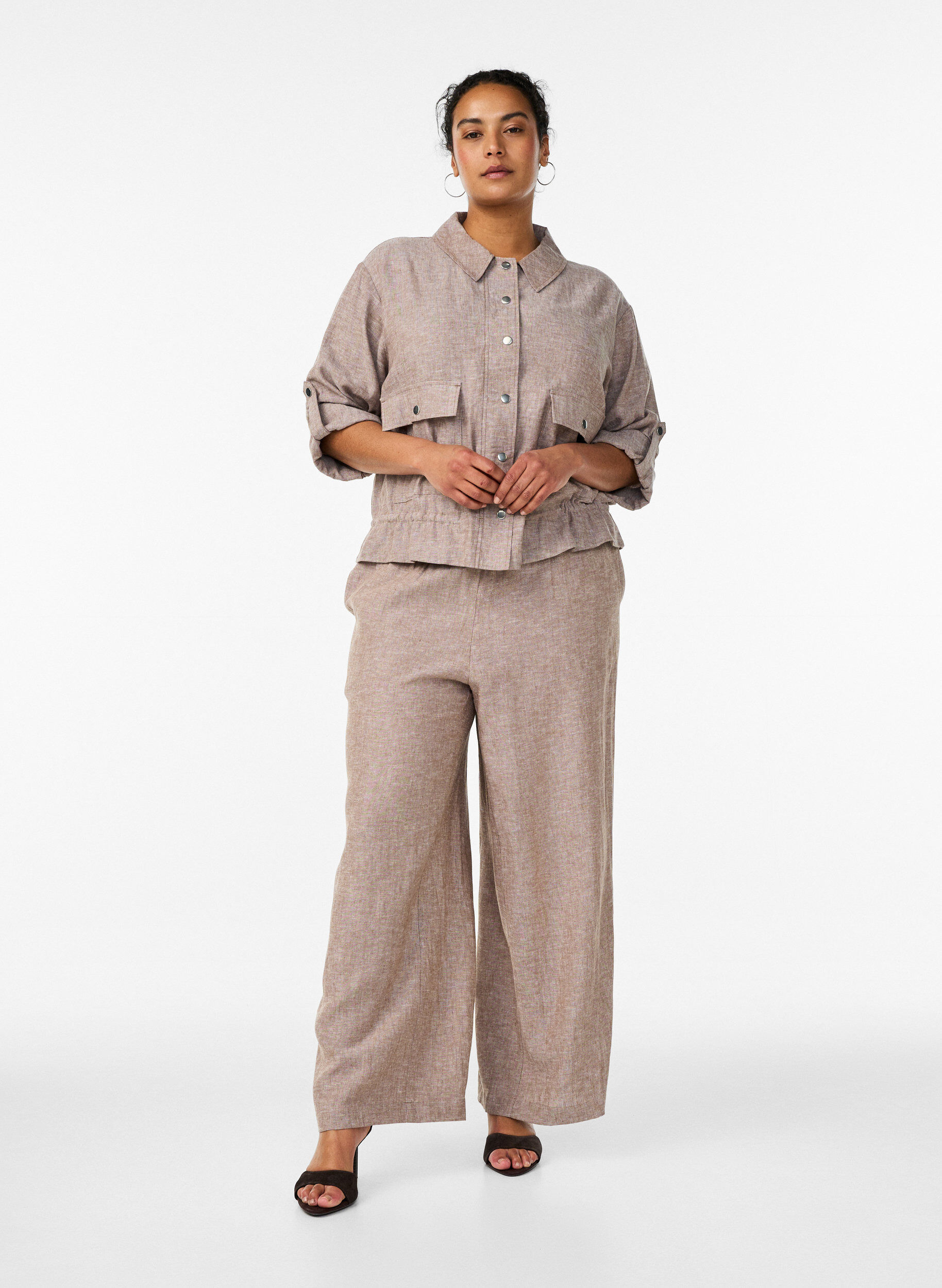 Hose aus Leinen und Viskose mit weitem Bein, Braun, Model