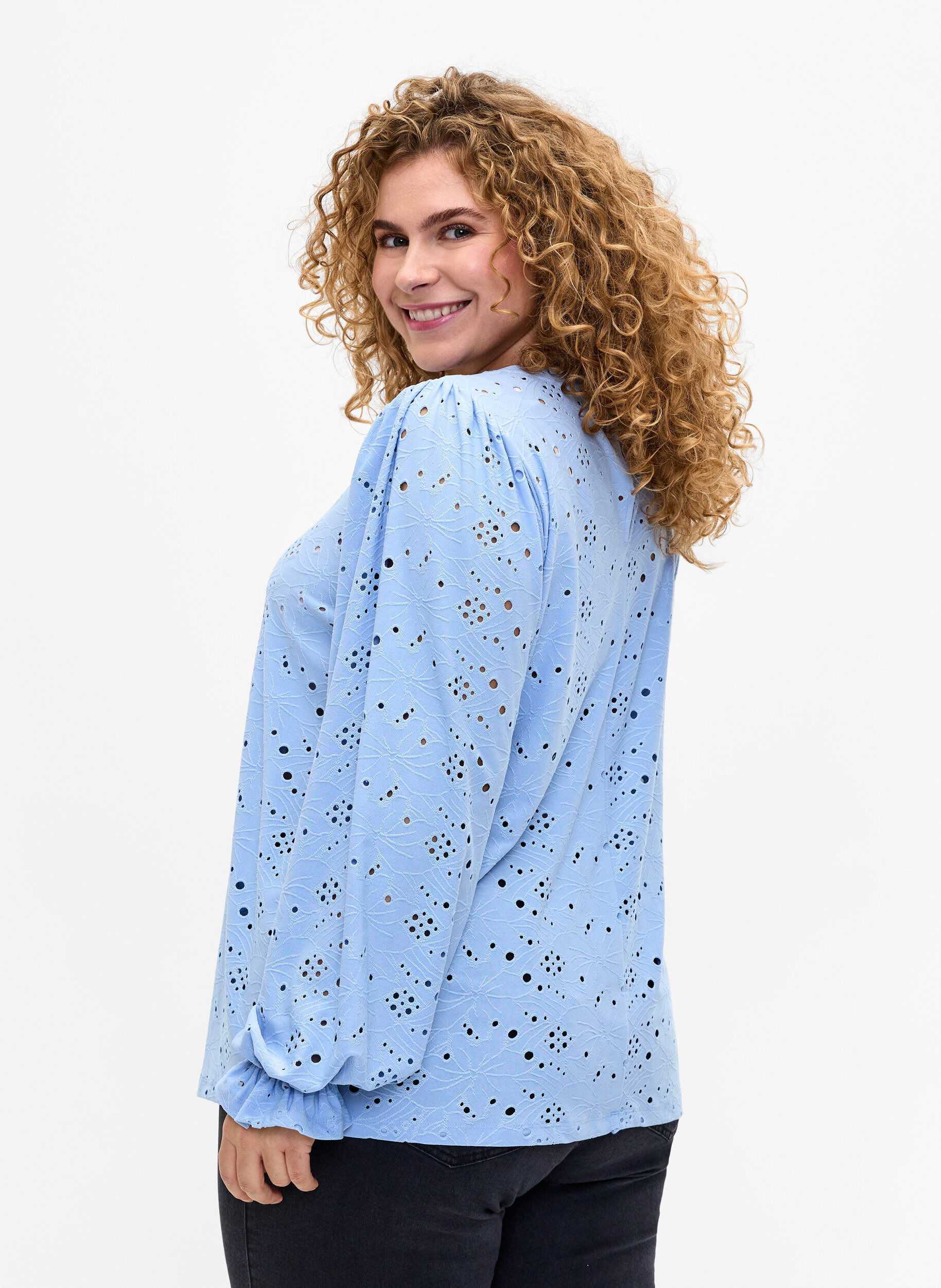 Zizzi Lang&auml;rmlige Bluse mit Lochmuster, Serenity, Model image number 1
