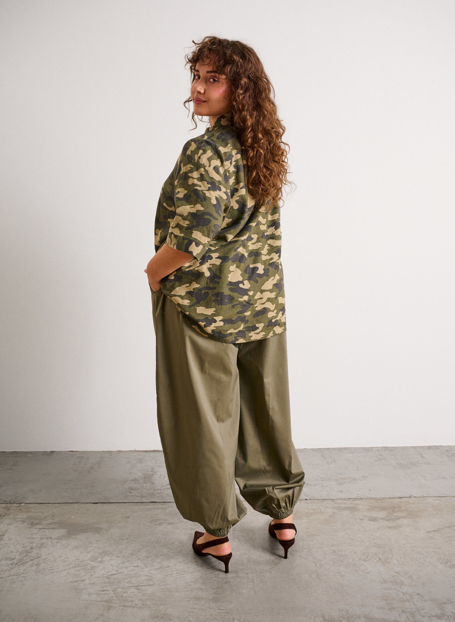 ZizziBallonhose mit Taschen und elastischem Bund, Gr&uuml;n, Model image number 1