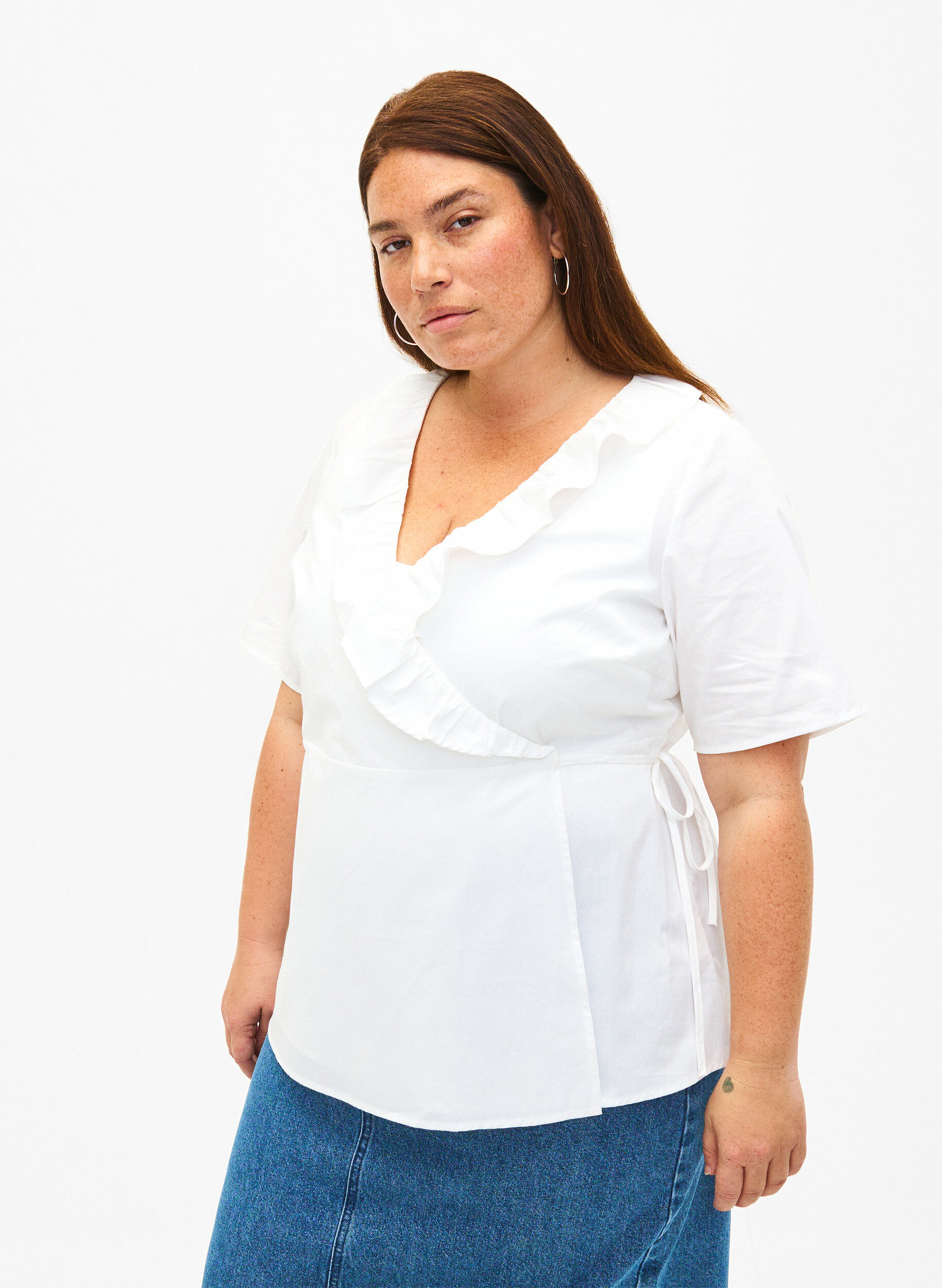 Zizzi Kurz&auml;rmelige Bluse mit R&uuml;schendetail, Wei&szlig;, Model image number 0
