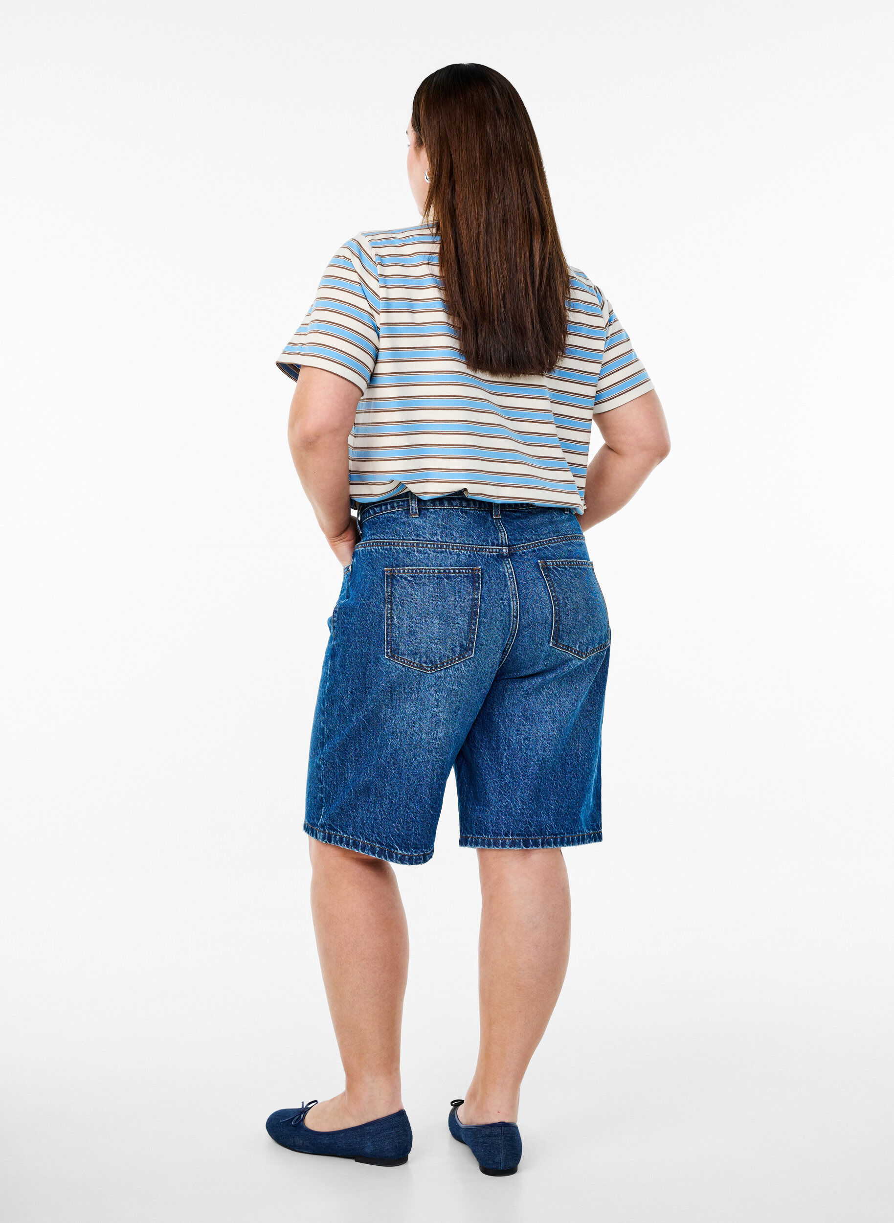 ZizziSlim fit Jeansshorts mit Bindeg&uuml;rtel, Blau, Model image number 2