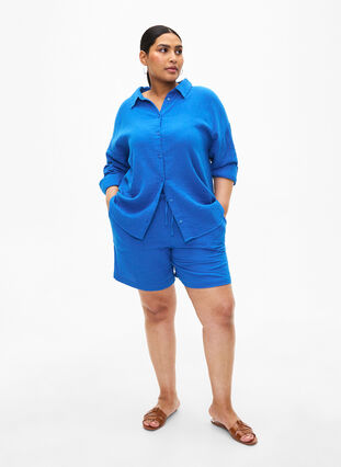 Kurze Hosen mit Taschen aus Baumwoll-Musselin, Victoria blue, Model image number 3