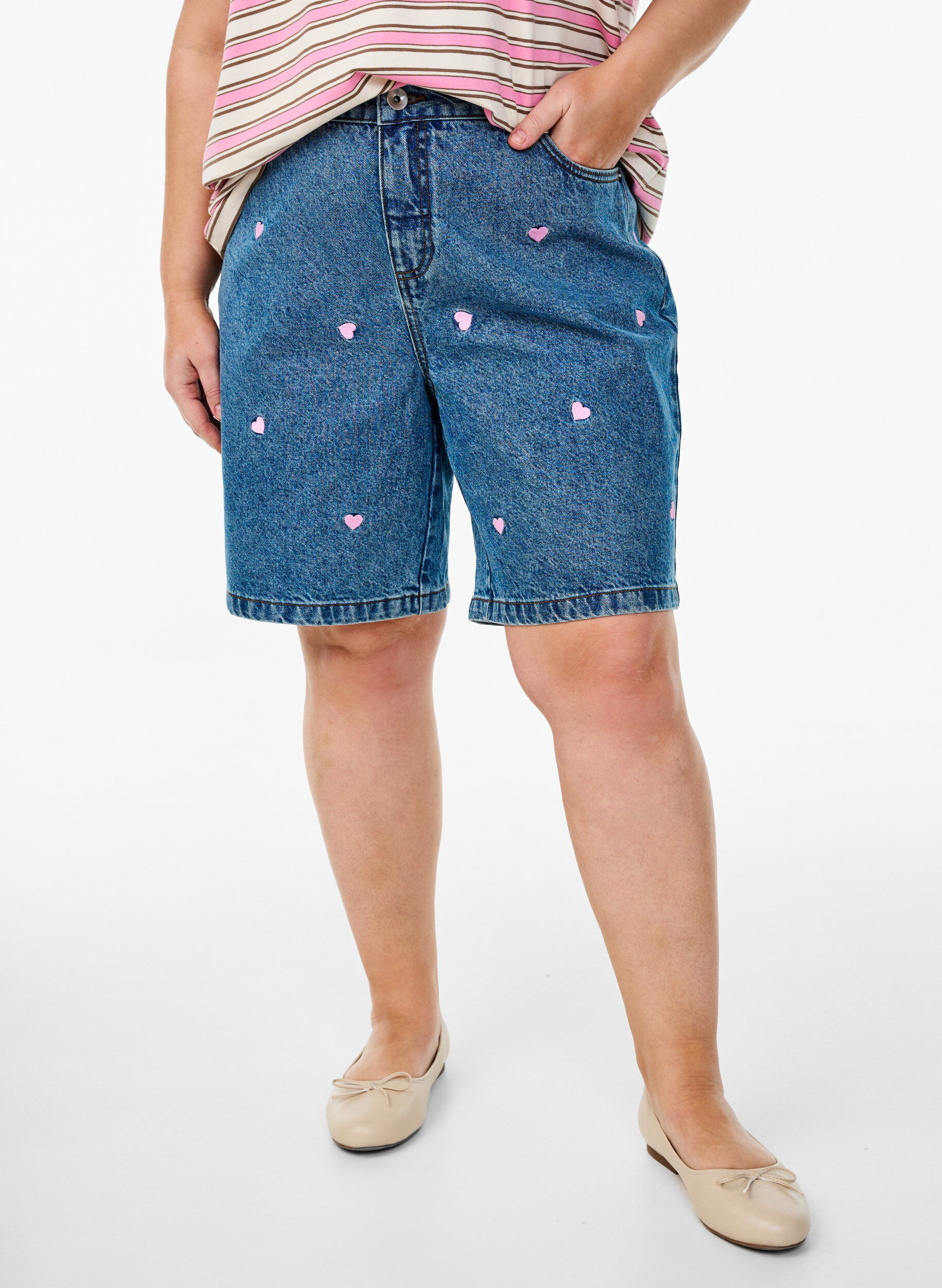 ZizziDenim-Shorts mit hoher Taille und mit Herzen bestickt, Blau, Model image number 3