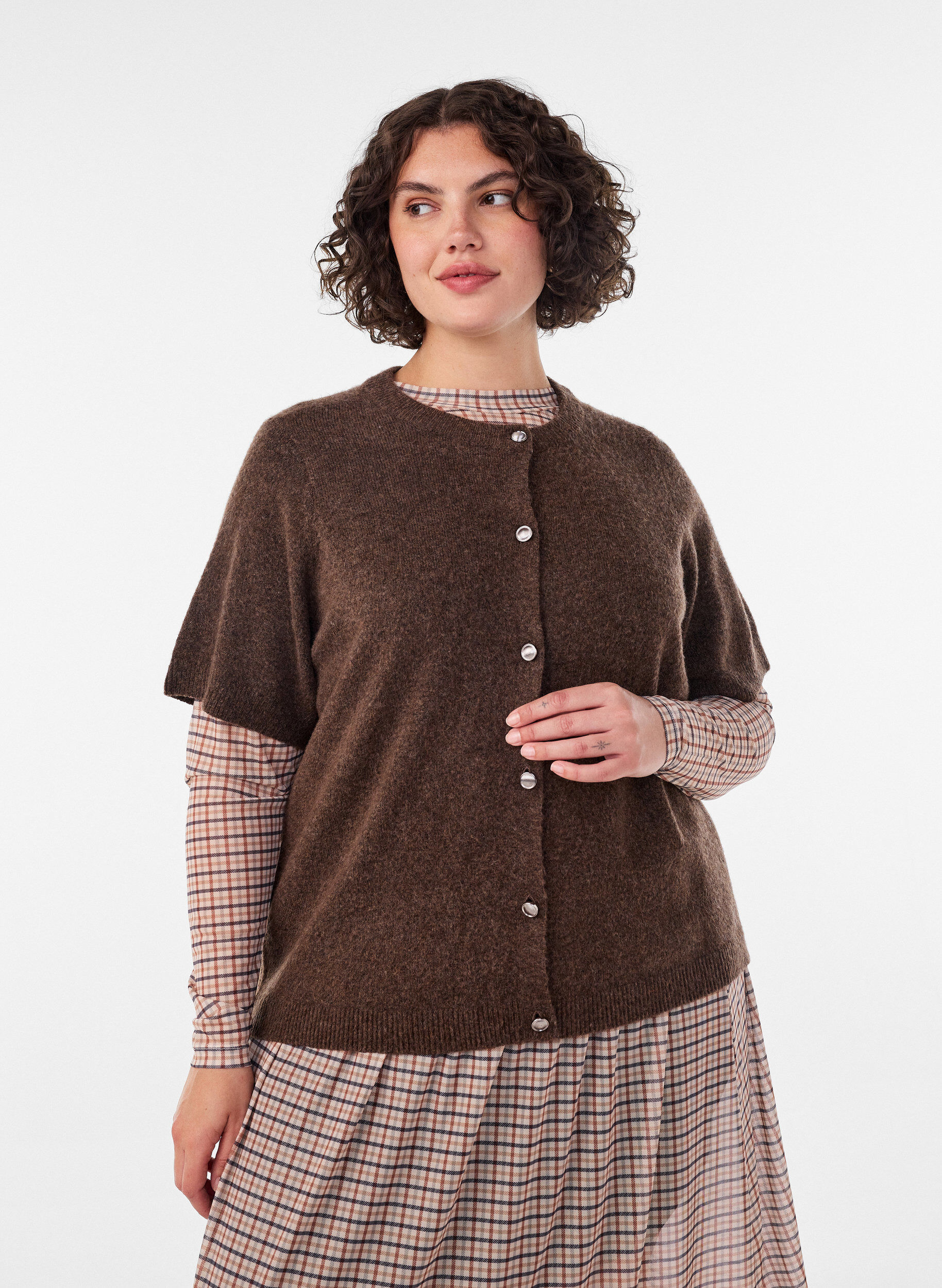 ZizziStrickjacke mit kurzen &Auml;rmeln, Braun, Model image number 0