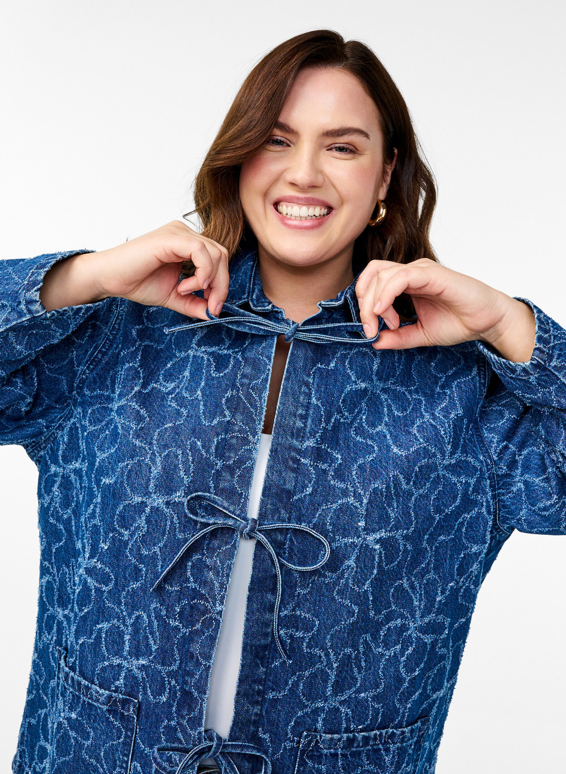 ZizziJeansjacke mit Bindeverschluss und Taschen, Blue Denim Destroy, Model image number 2