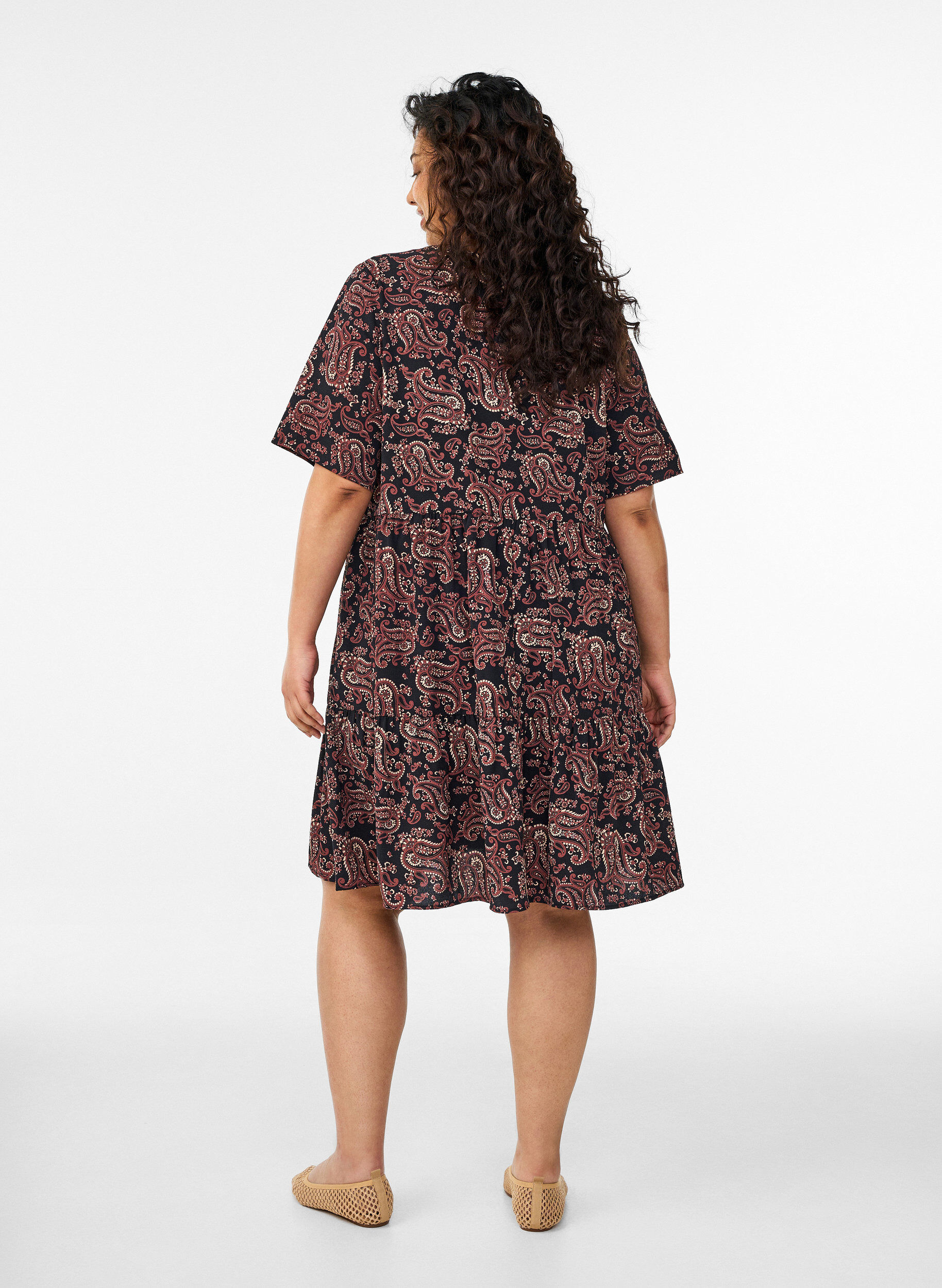 ZizziKurzarmkleid mit A-Linie und Teilungsn&auml;hten, Schwarz, Model image number 2