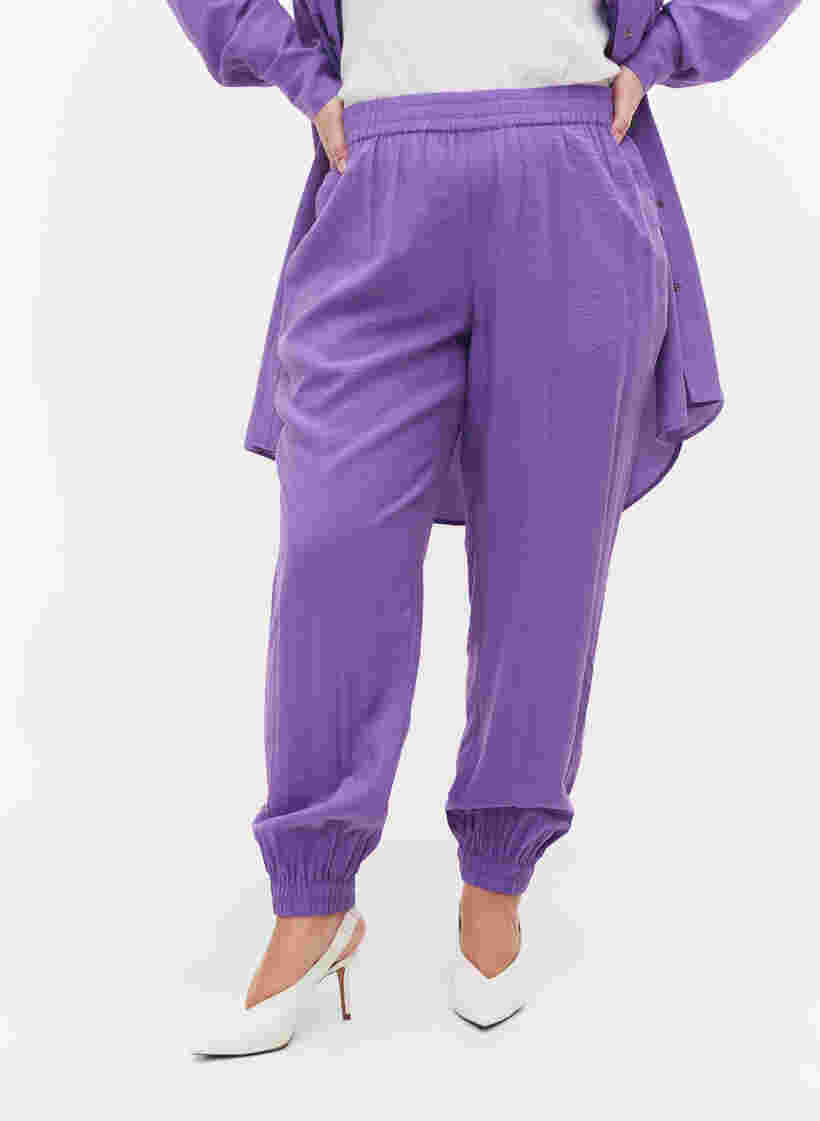 Lockere Hose aus Viskosemischung mit elastischen Abschlüssen, Royal Lilac, Model image number 2