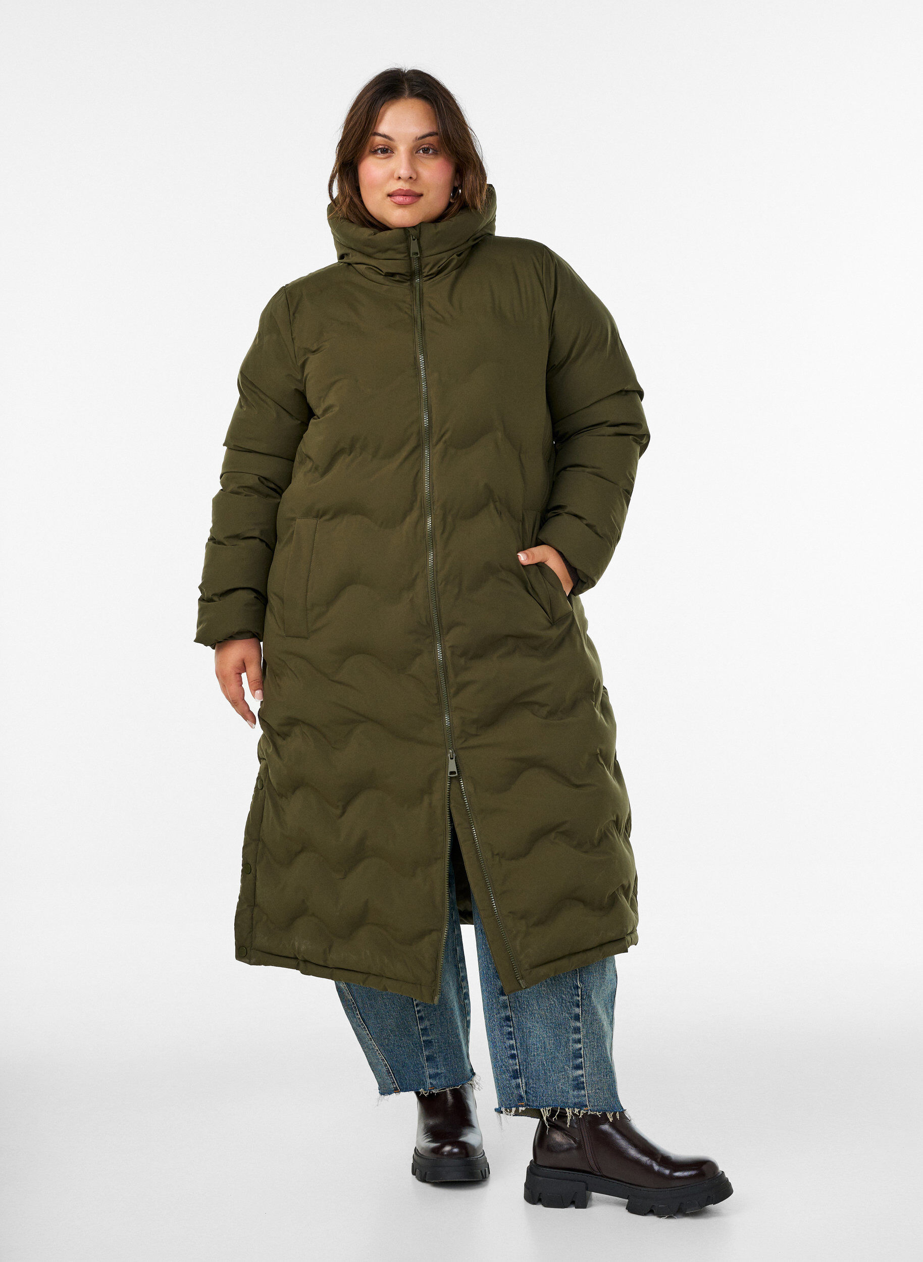 Lange Kapuzen-Steppjacke mit Wellenmuster, Gr&uuml;n, Model