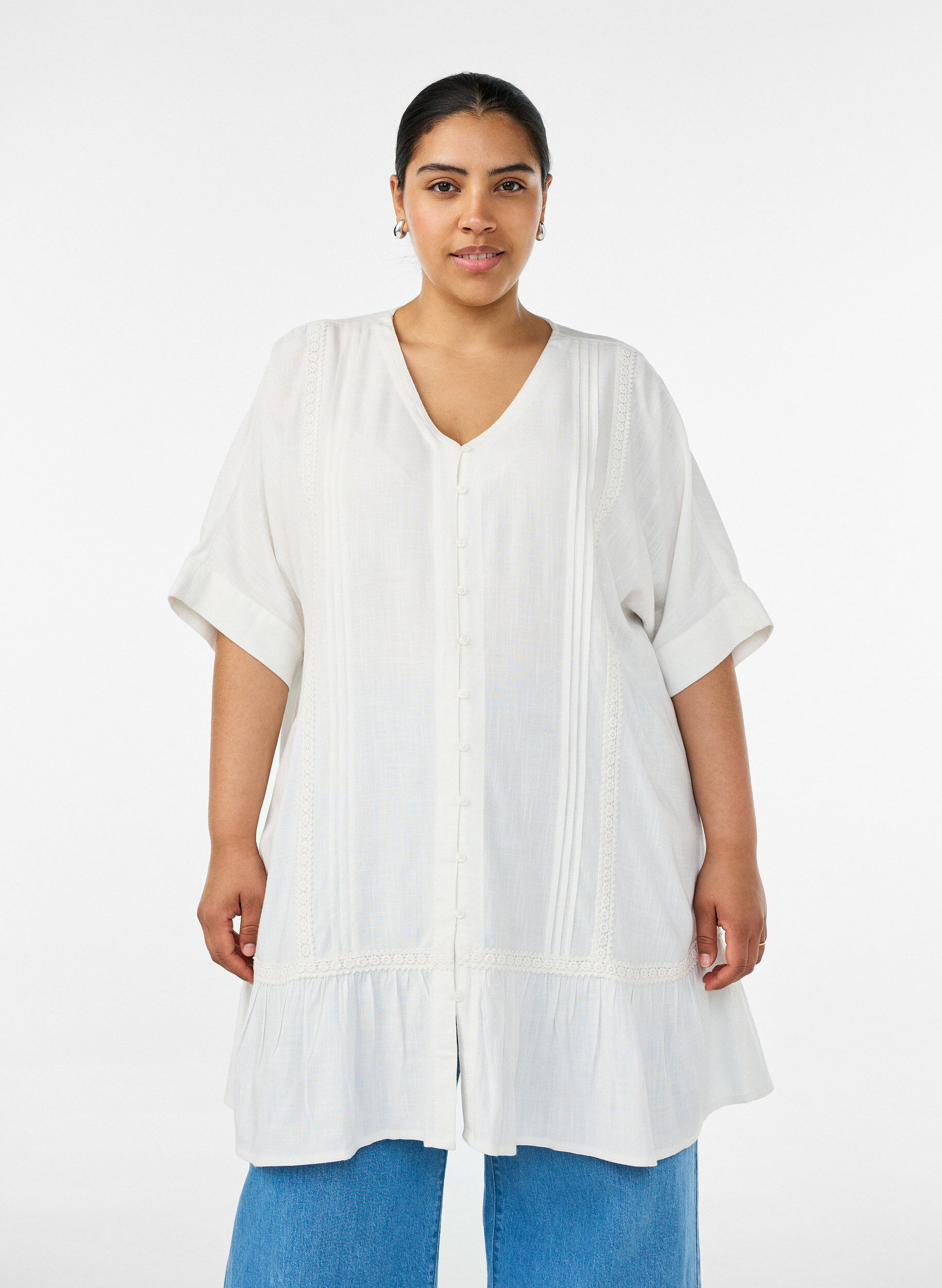Tunika aus Viskose mit Kn&ouml;pfen und R&uuml;schensaum, Vanille, Model