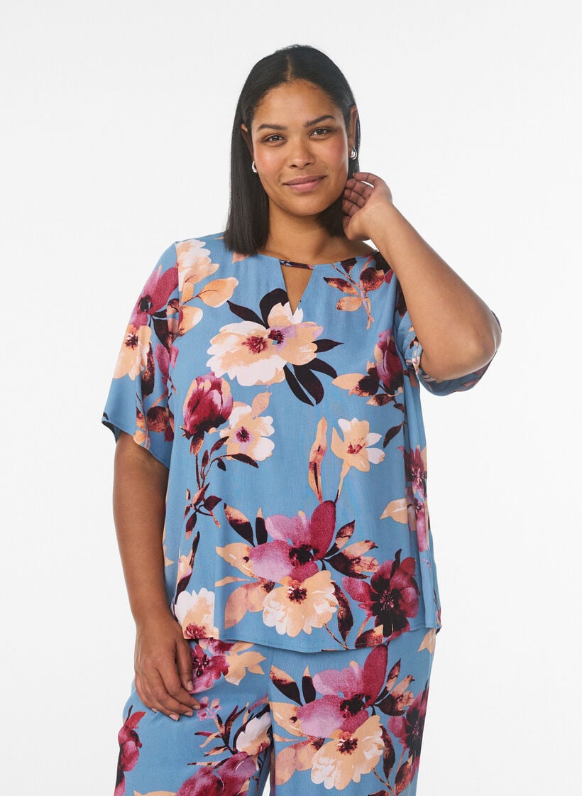 Kurz&auml;rmelige Bluse aus Viskose mit Print, Blau, Model image number 0