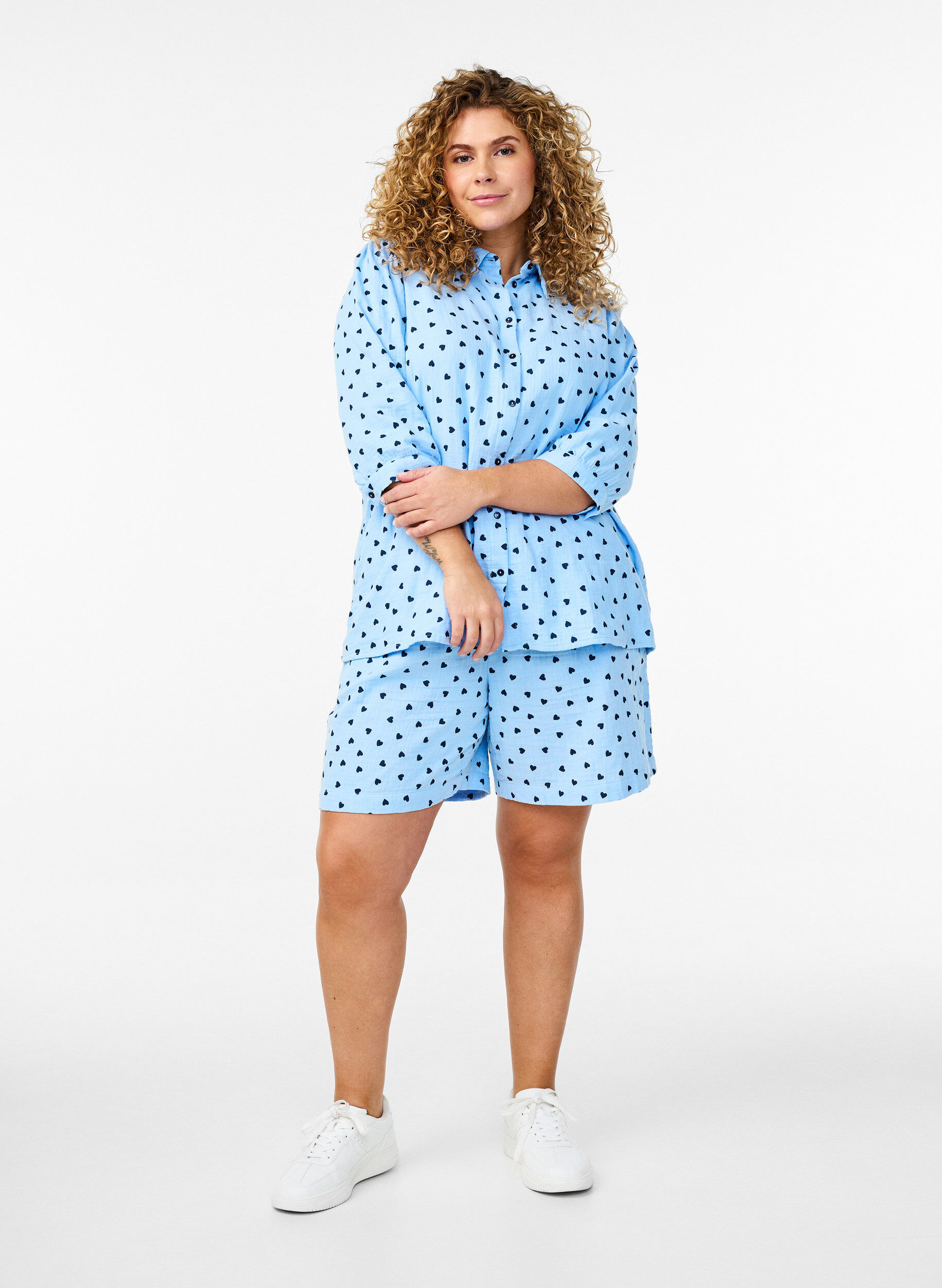 ZizziShorts aus Baumwoll-Musselin mit Herzen, Blau, Model image number 1