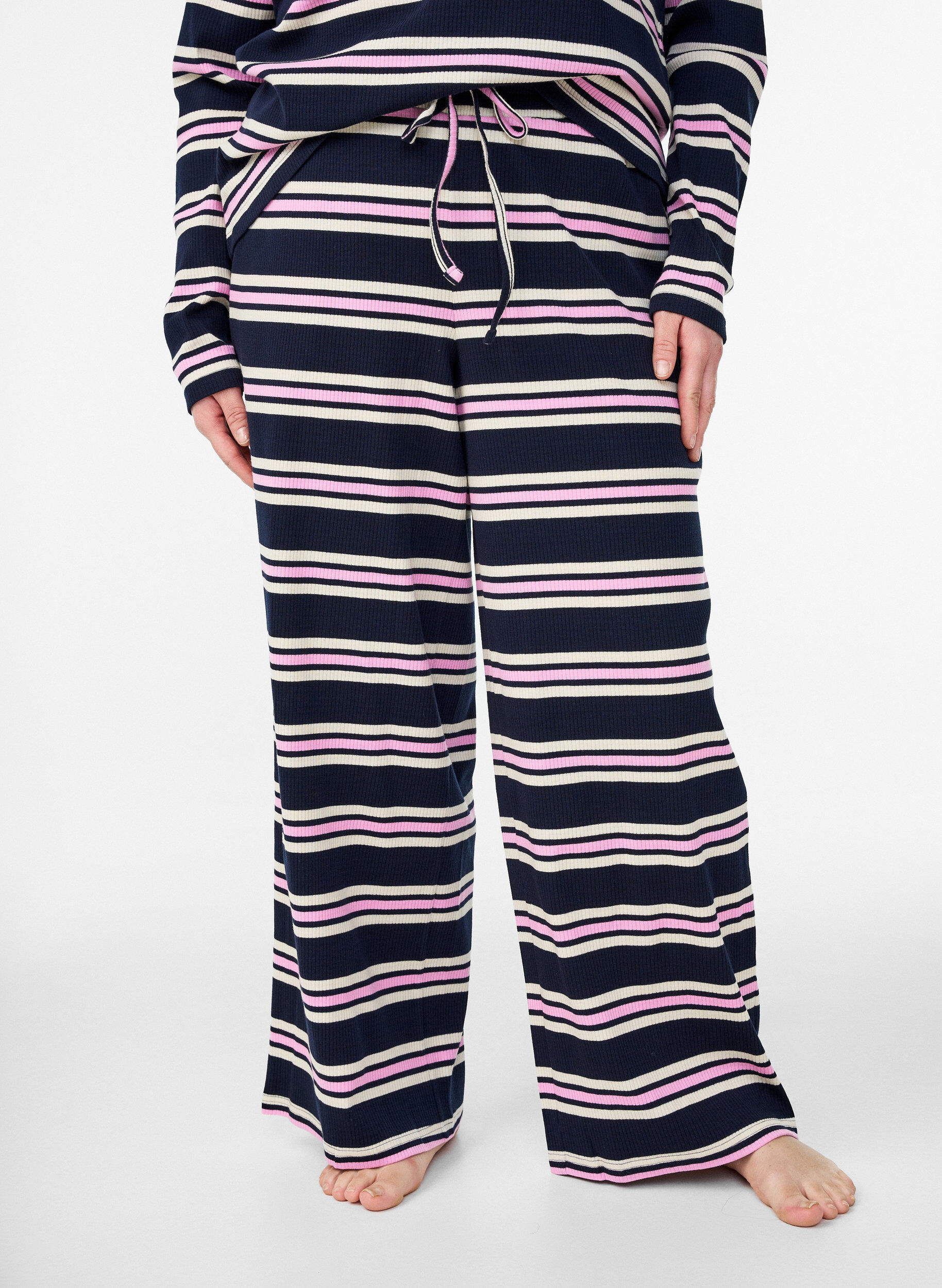 ZizziGestreifte Pyjamahose mit weitem Bein, Blau, Model image number 3
