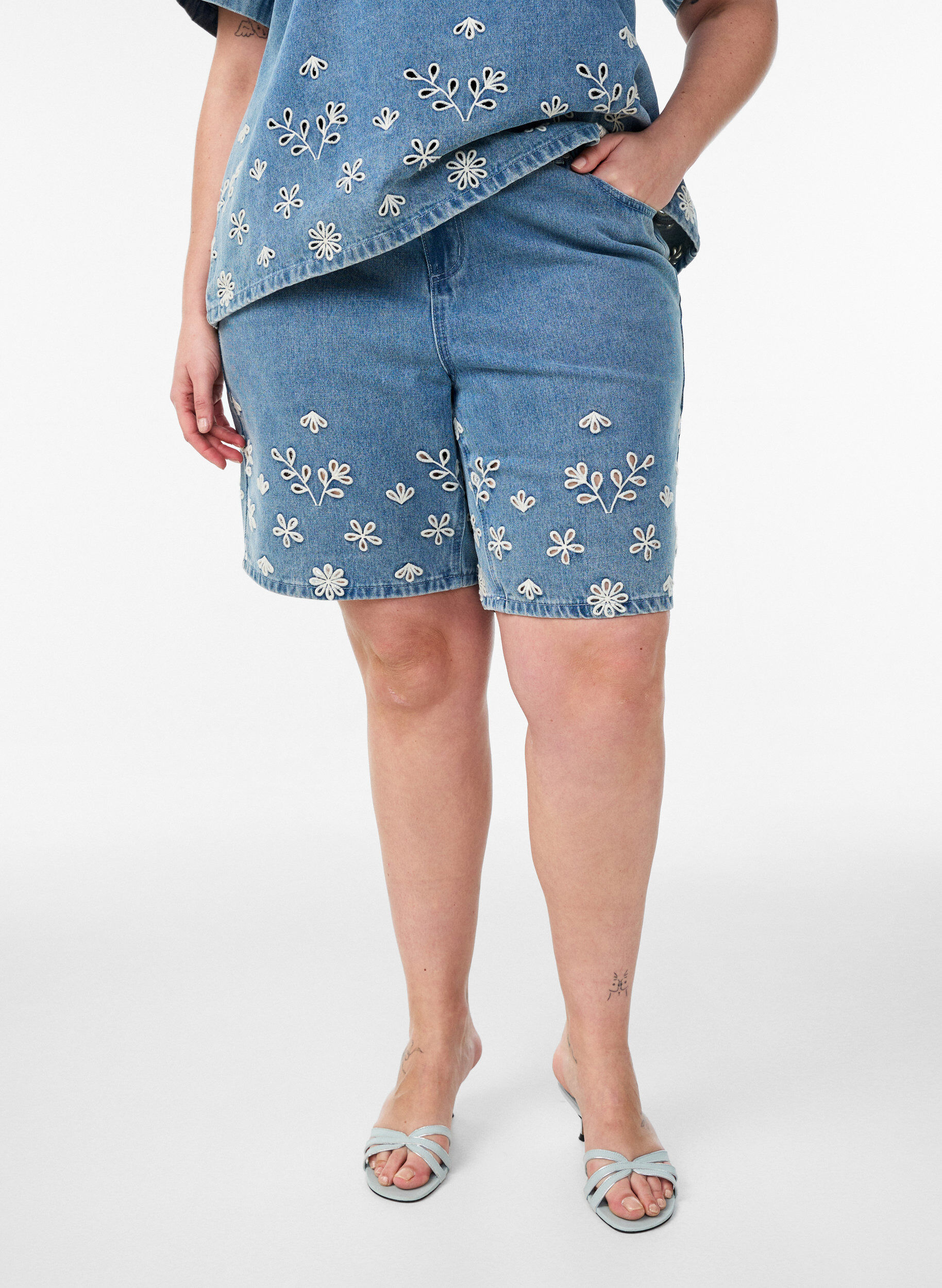 ZizziJeansshorts mit Lochstickerei und hoher Taille, Blau, Model image number 3
