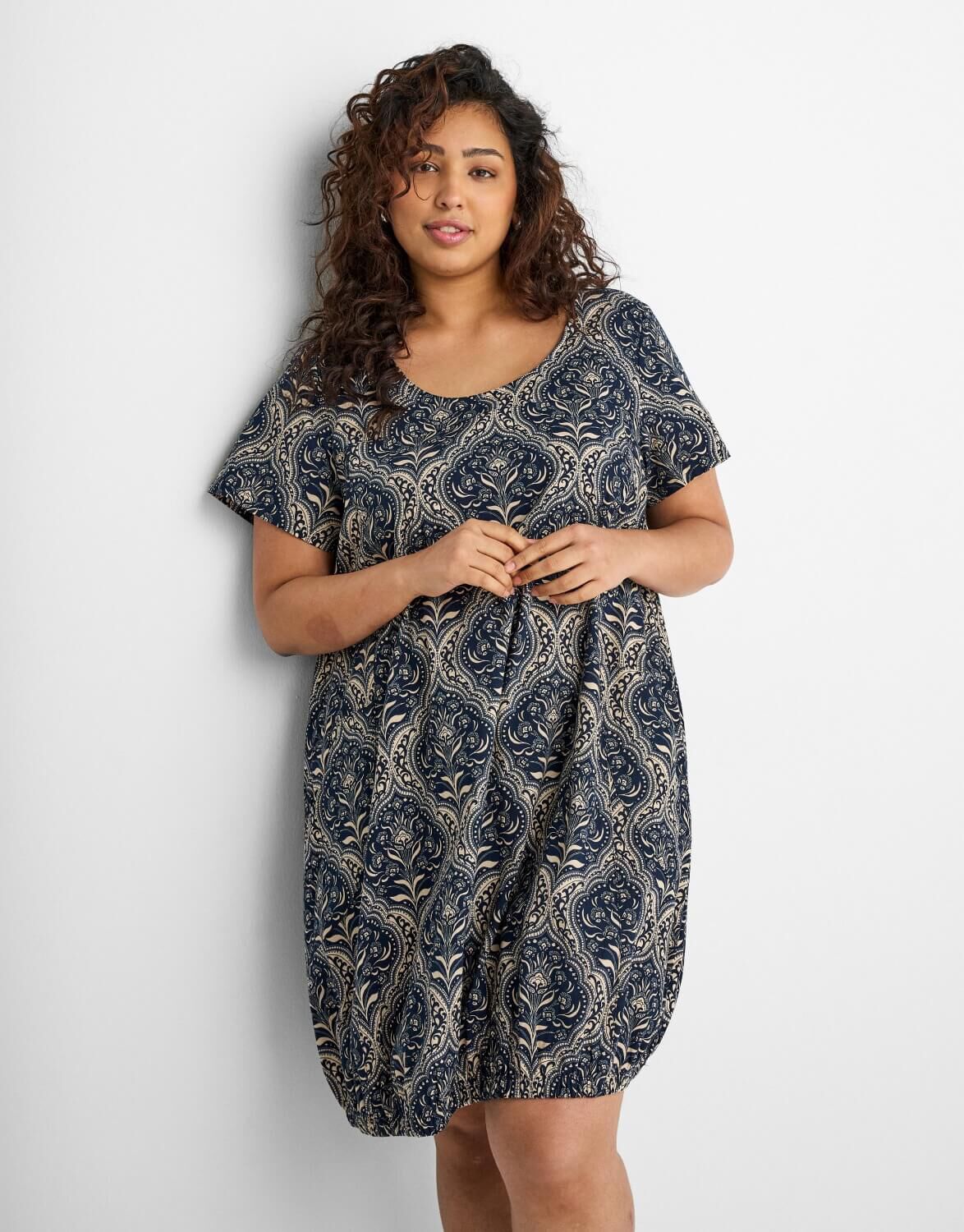 Braune Sommerkleidung