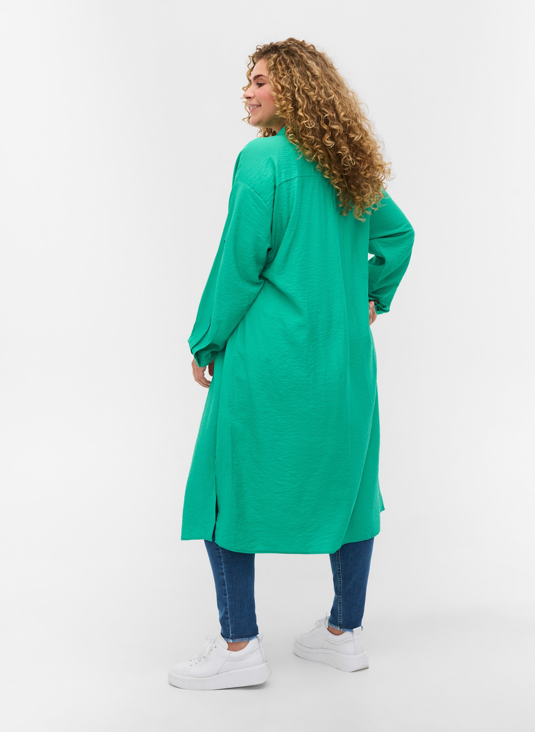 Lange Hemdbluse aus Viskose mit Schlitz, Mint, Model