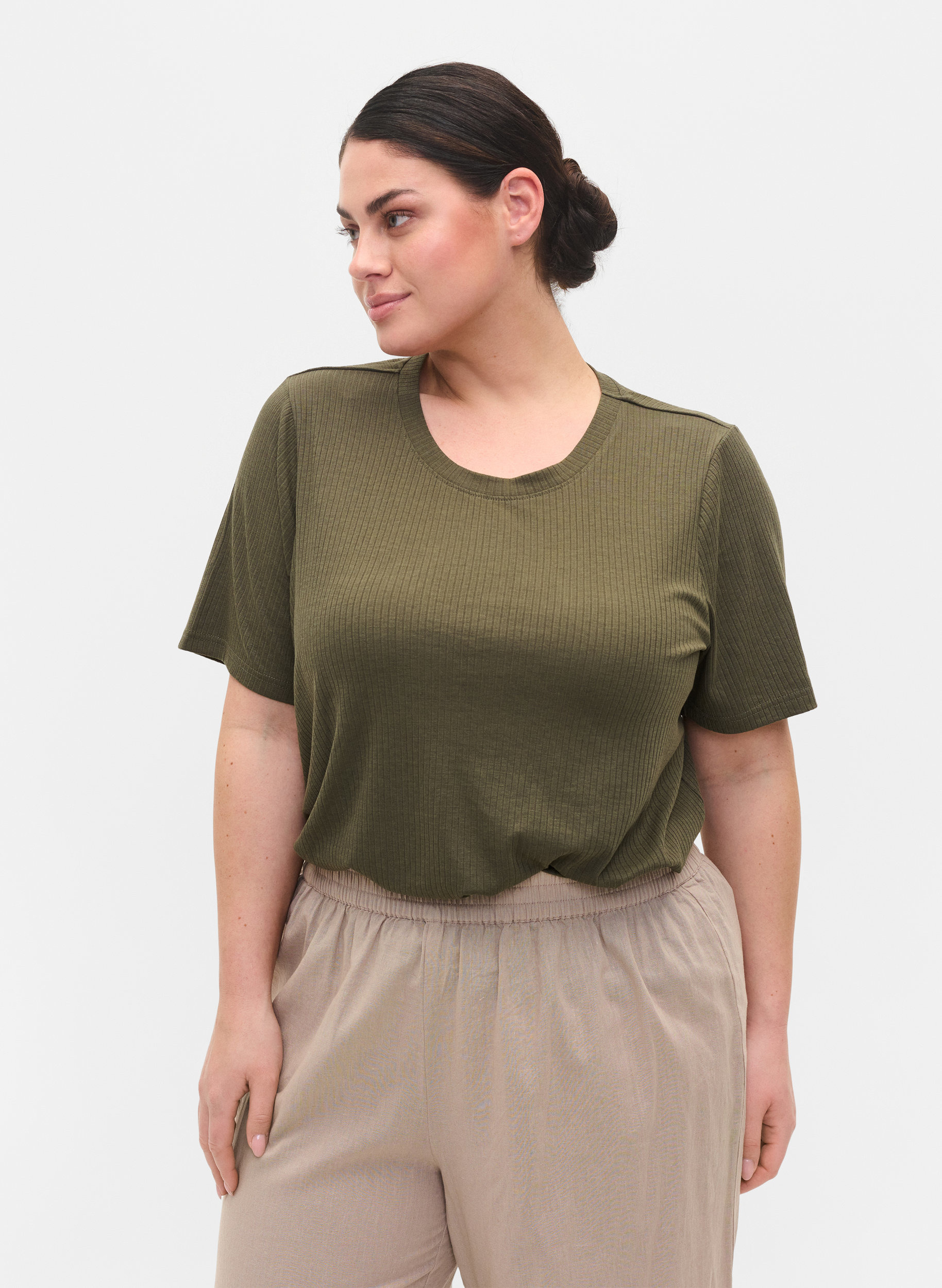 Kurzarm T-Shirt in Rippqualität, Dusty Olive, Model