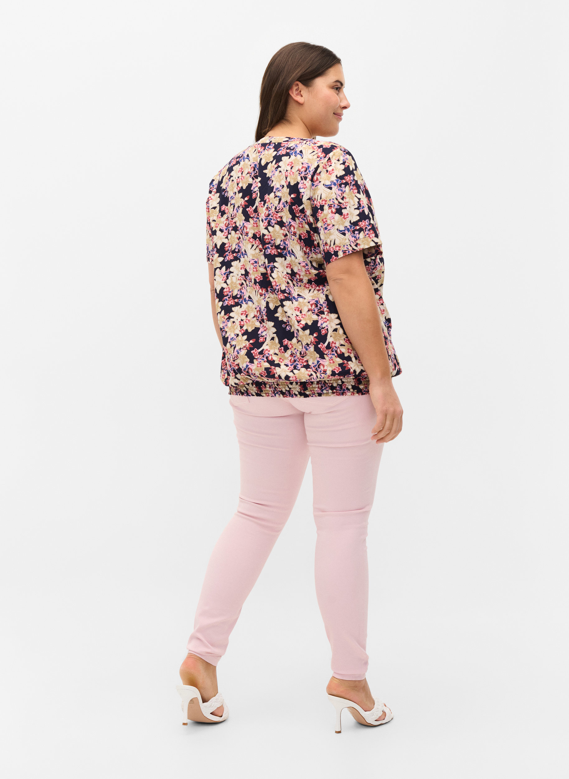 Super Slim Amy Jeans mit hoher Taille, Chalk Pink, Model