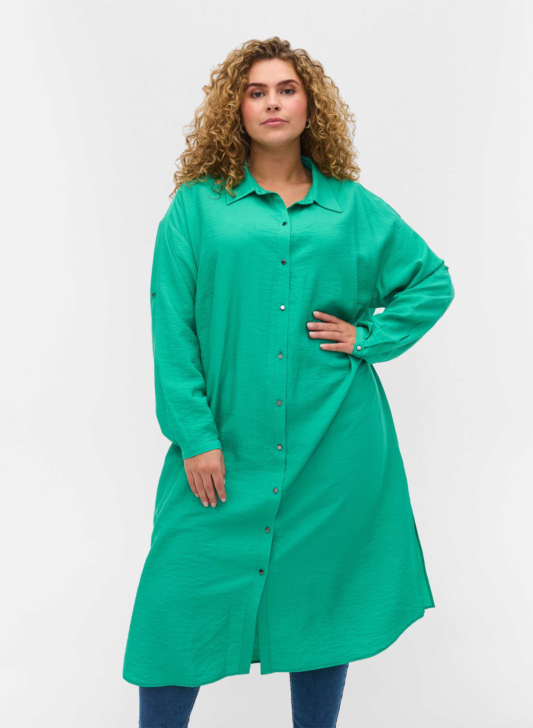 Lange Hemdbluse aus Viskose mit Schlitz, Mint, Model