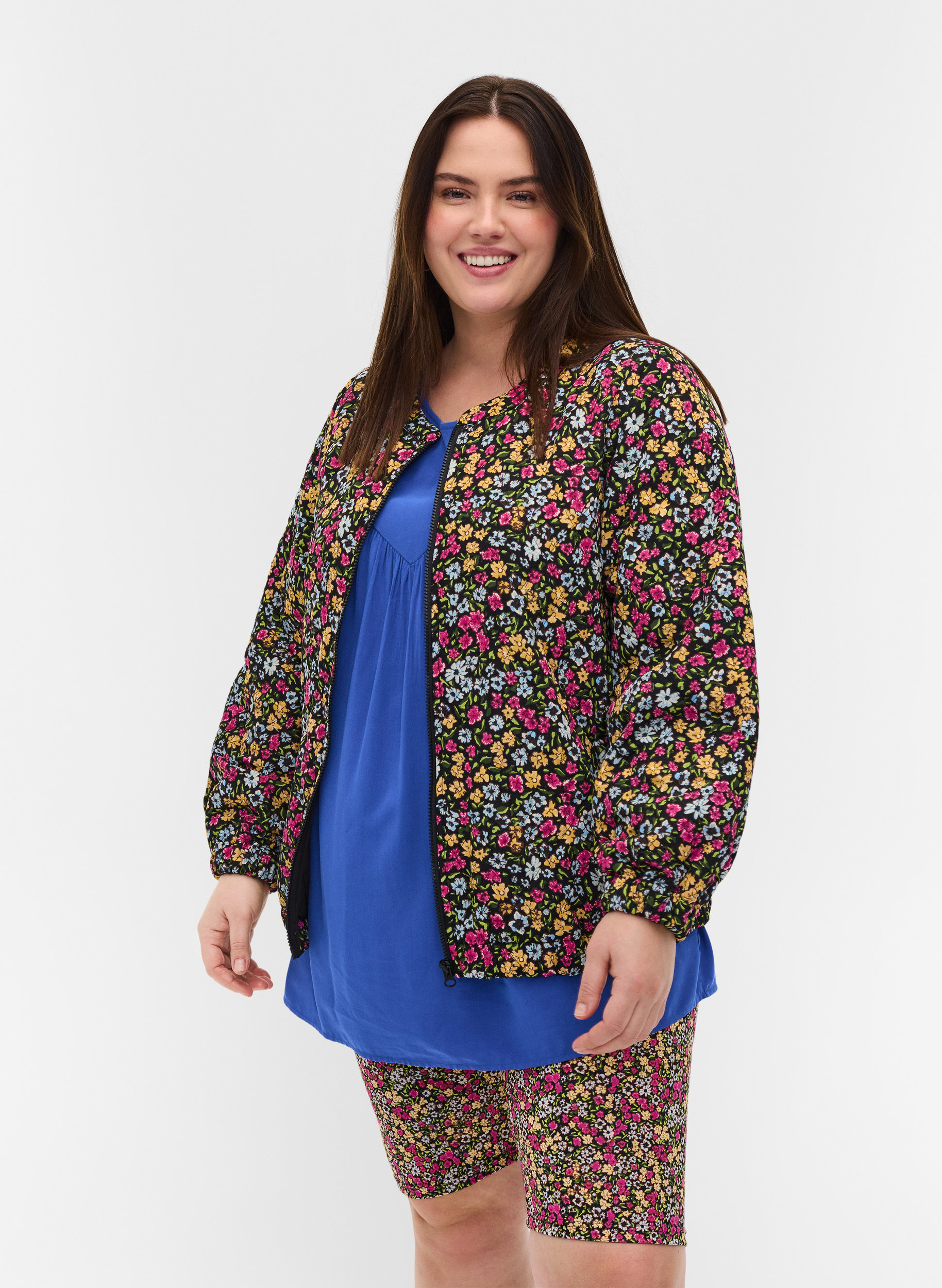 Kurze Jacke mit Print und Taschen, Black Ditzy Flower, Model