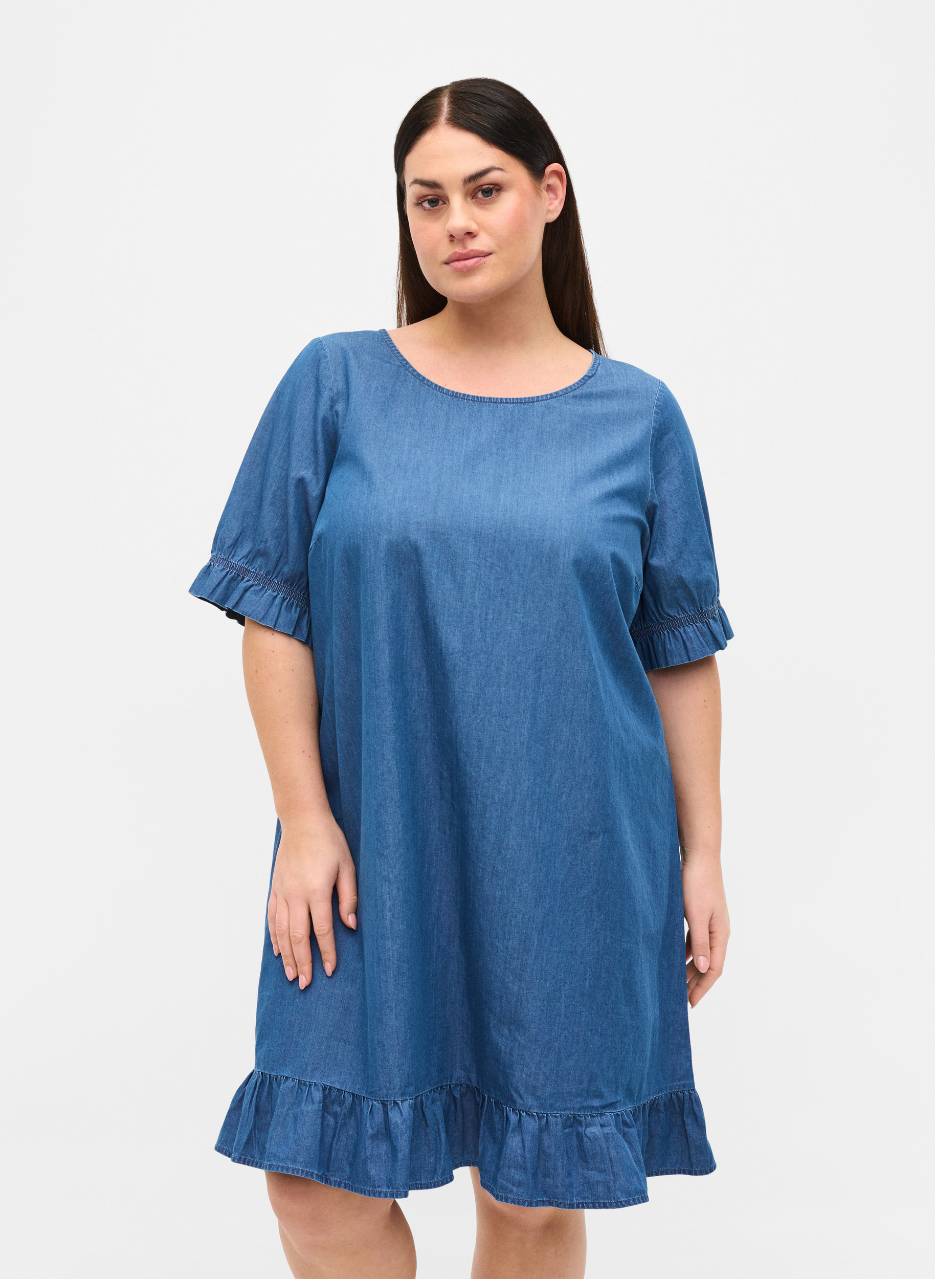 Kurzarm Denimkleid aus Baumwolle, Blue denim, Model