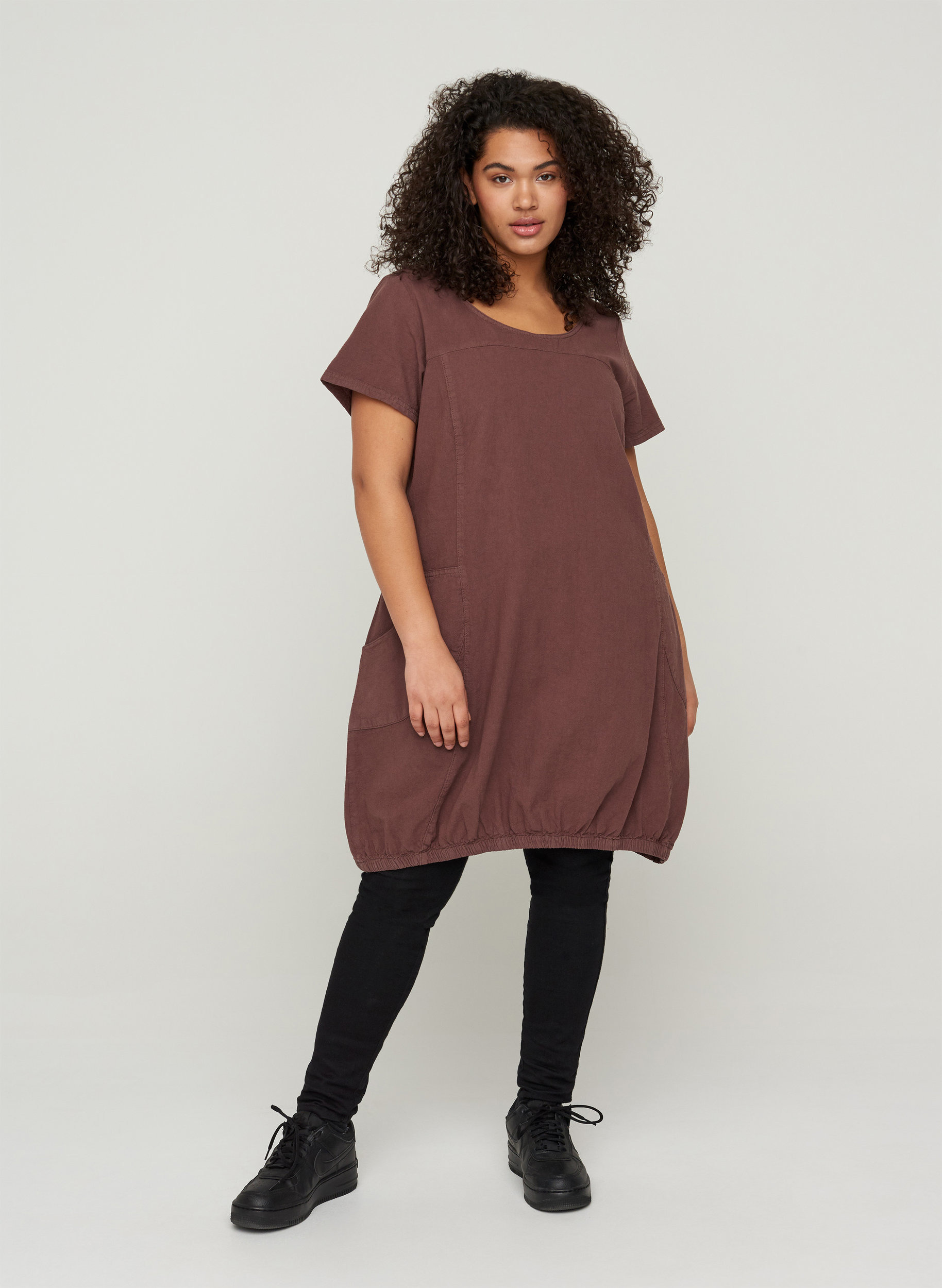 Kurzarm Kleid aus Baumwolle, Mocca, Model image number 2