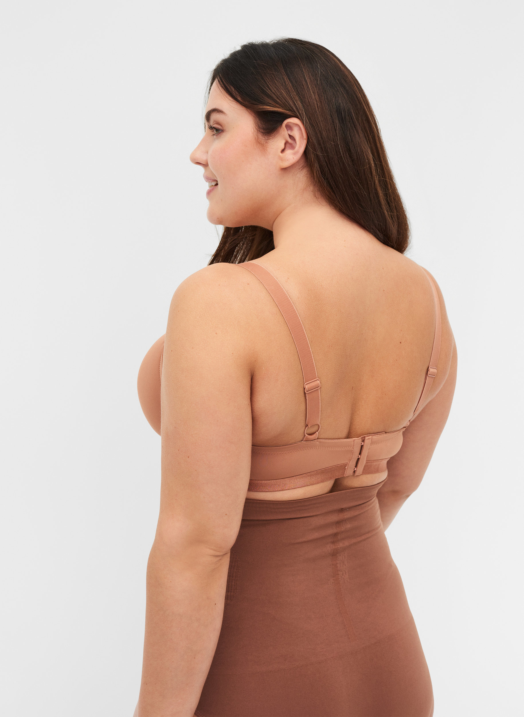 Alma BH, Mocha Mousse, Model