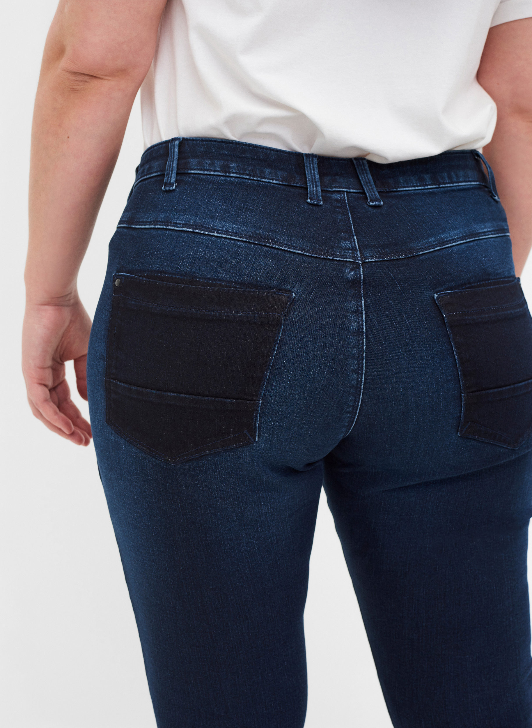 Super Slim Amy Jeans mit hoher Taille, Dark blue, Model image number 3