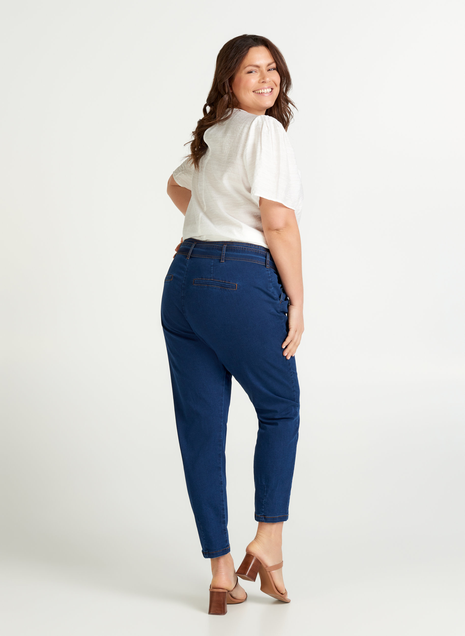 Cropped Jeans mit Gürtel, Blue denim, Model image number 1
