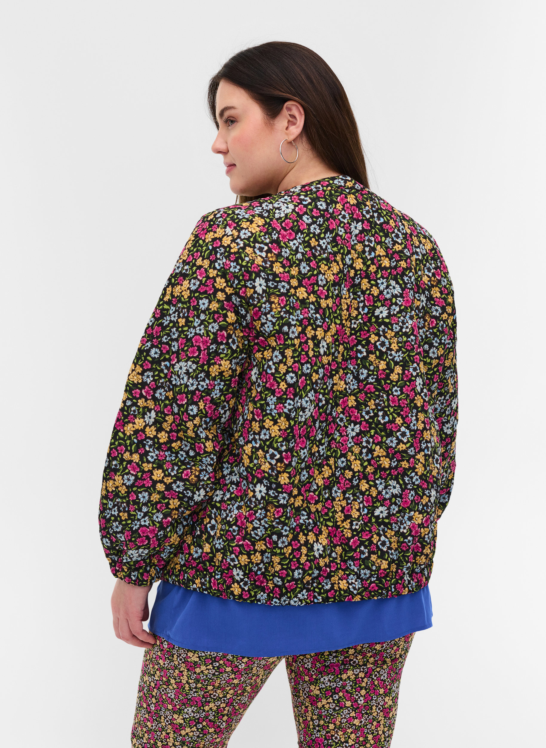 Kurze Jacke mit Print und Taschen, Black Ditzy Flower, Model