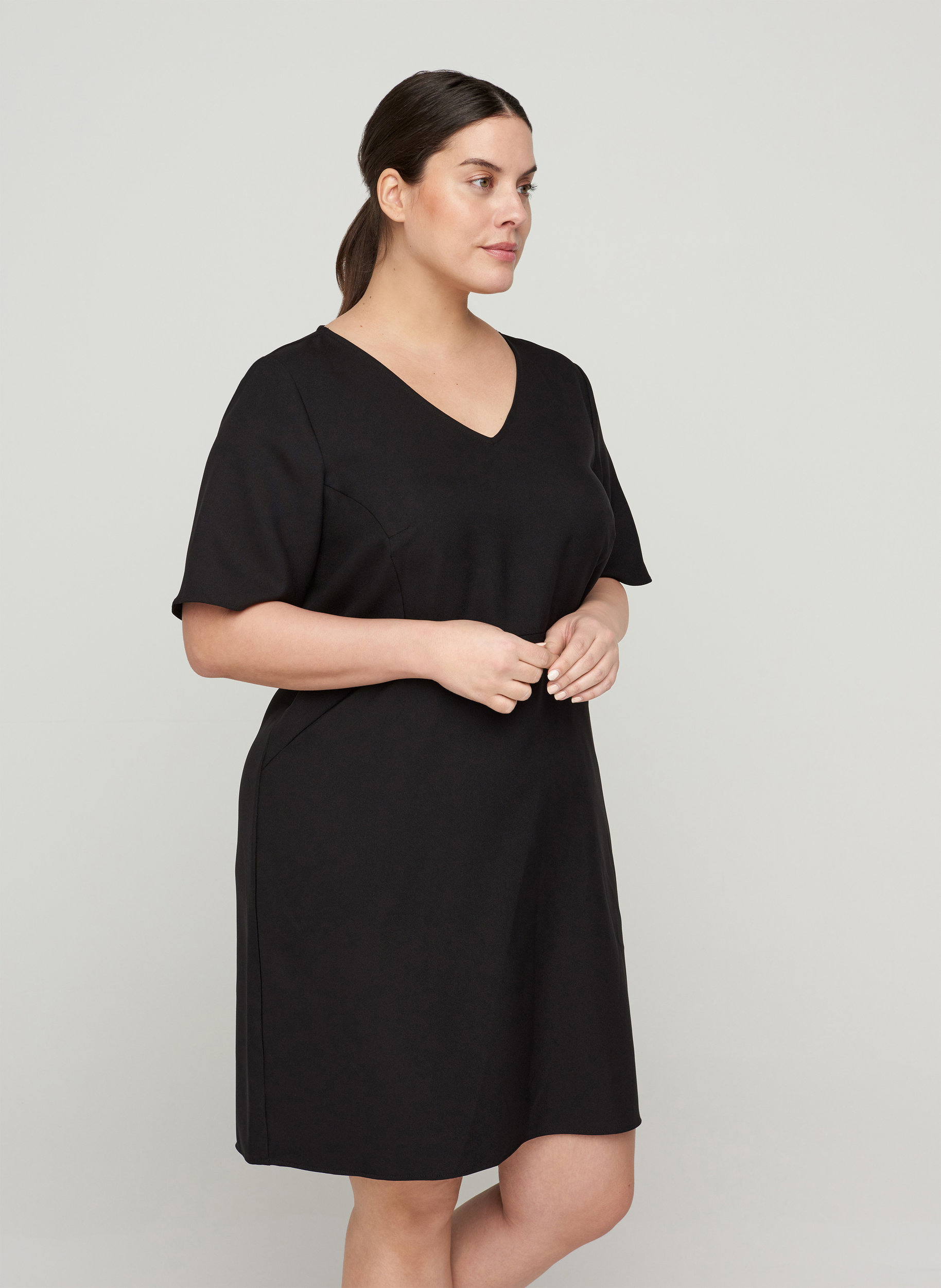 Einfarbiges Etui-Kleid mit V-Ausschnitt, Black, Model