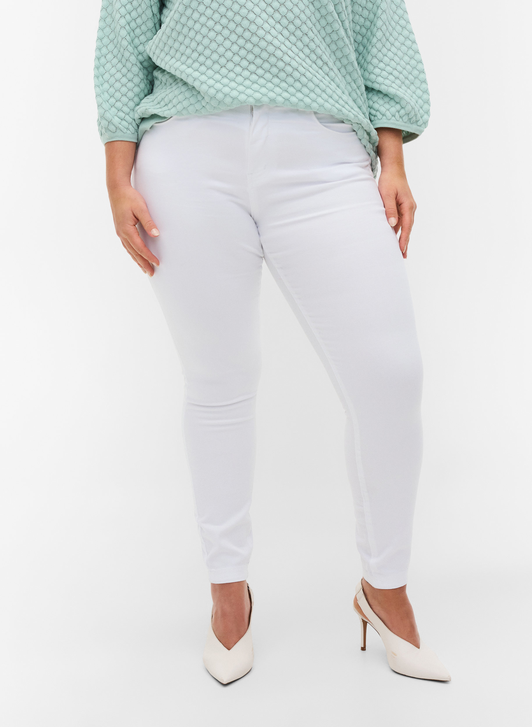 Super Slim Amy Jeans mit hoher Taille, Bright White, Model image number 3