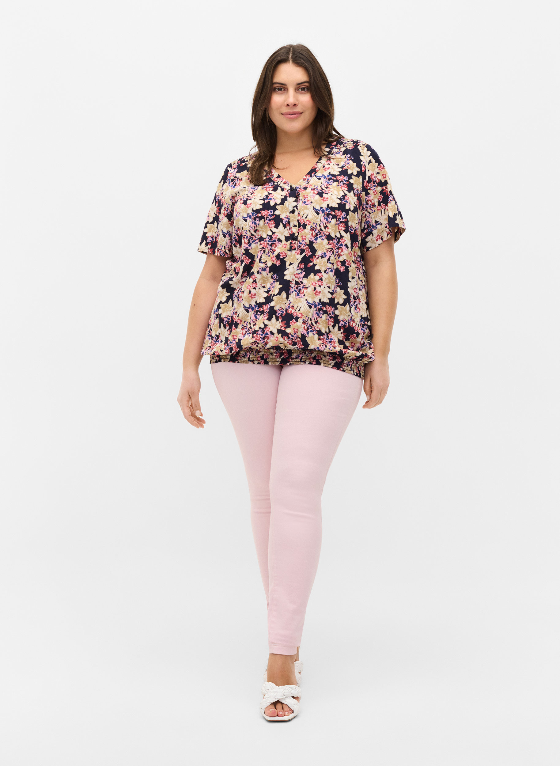 Super Slim Amy Jeans mit hoher Taille, Chalk Pink, Model