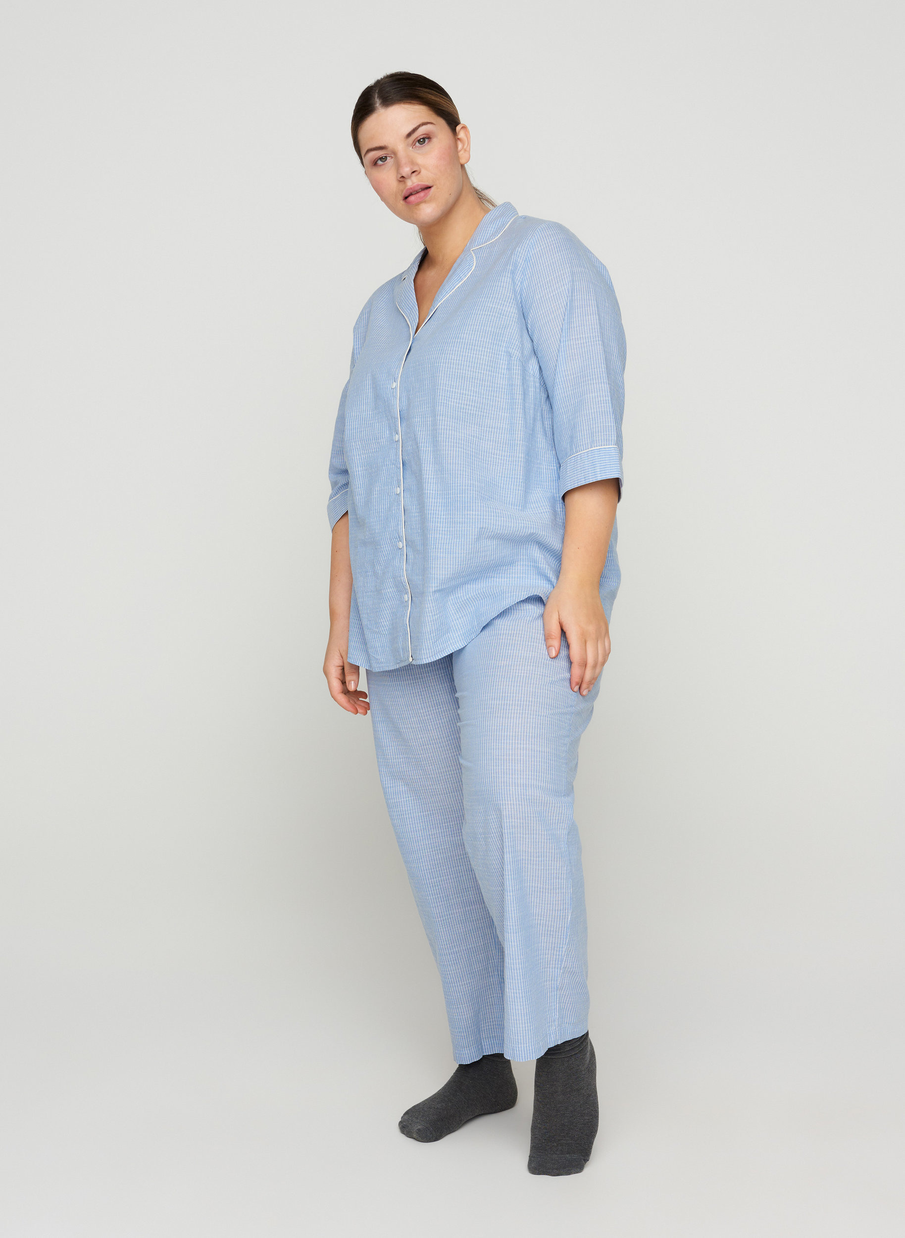Lockere Schlafanzughose mit Streifen, White/Blue Stripe, Model