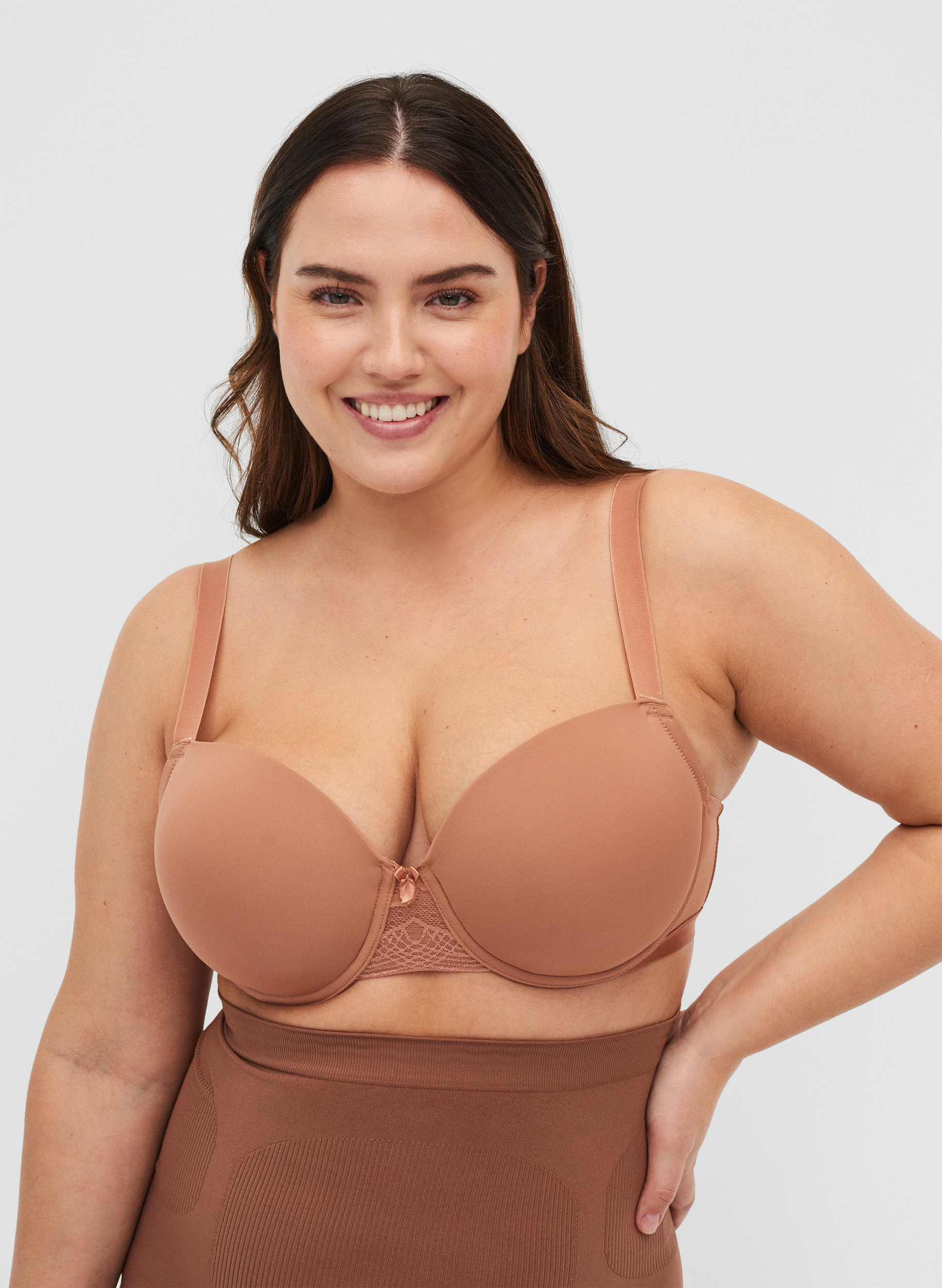 Alma BH, Mocha Mousse, Model