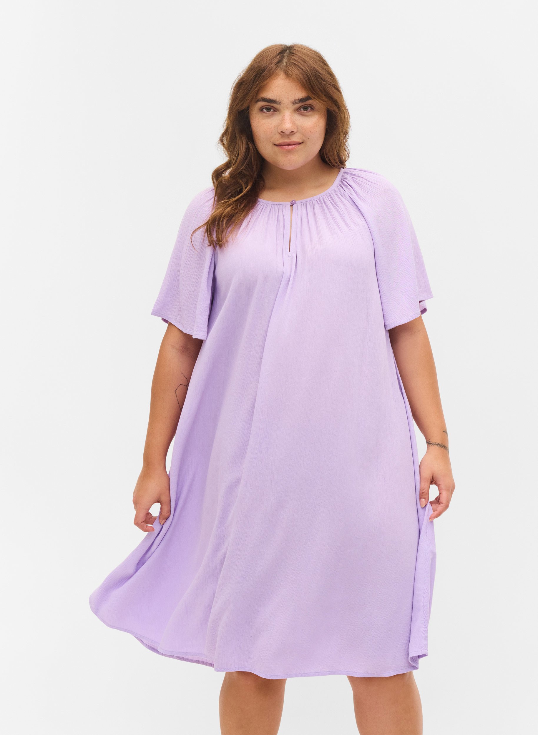 Kurzärmeliges Kleid aus Viskose, Lavendula, Model