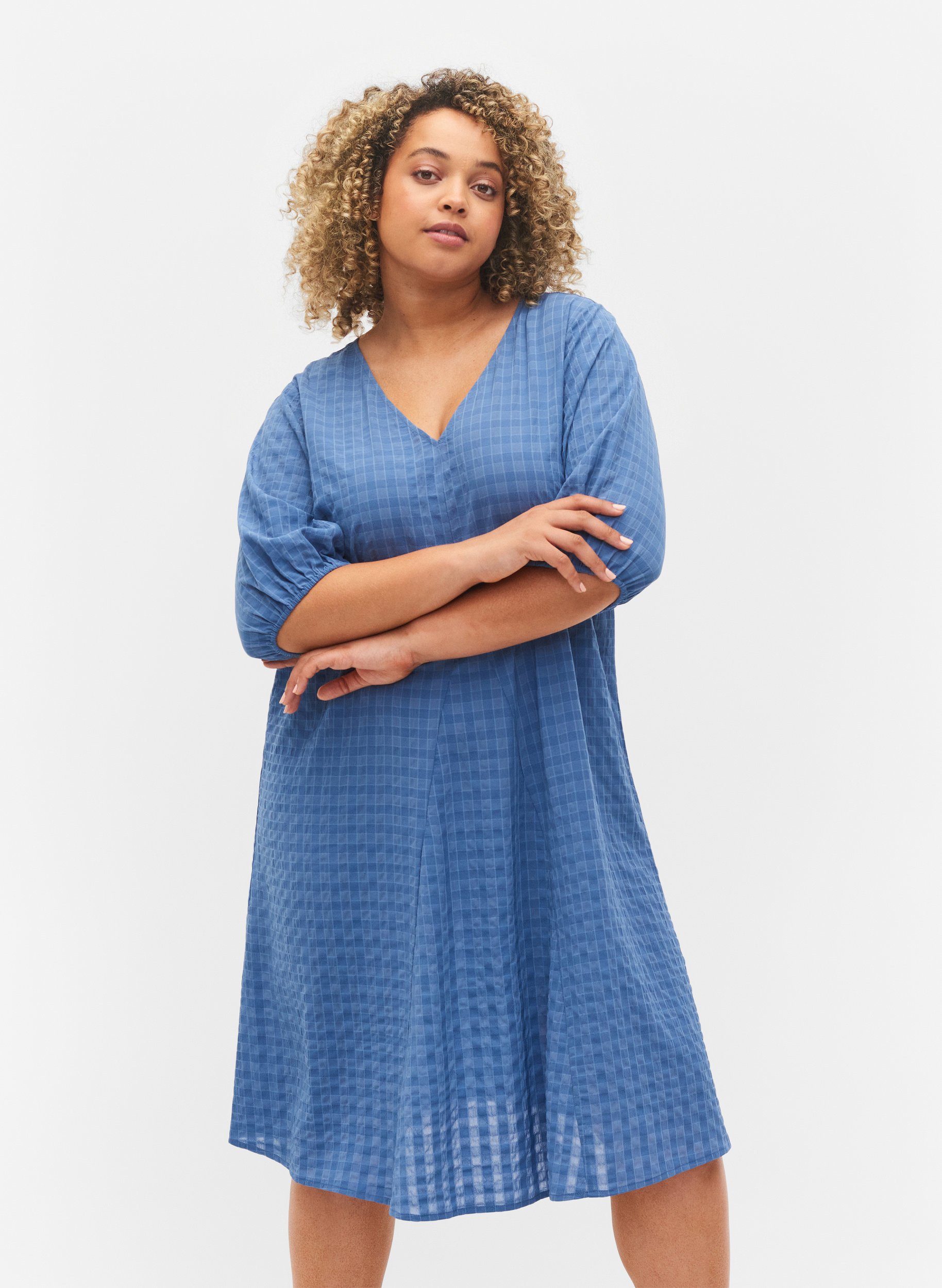 Kleid in Crêpe-Qualität mit V-Ausschnitt und Ballonärmeln, Moonlight Blue, Model image number 0